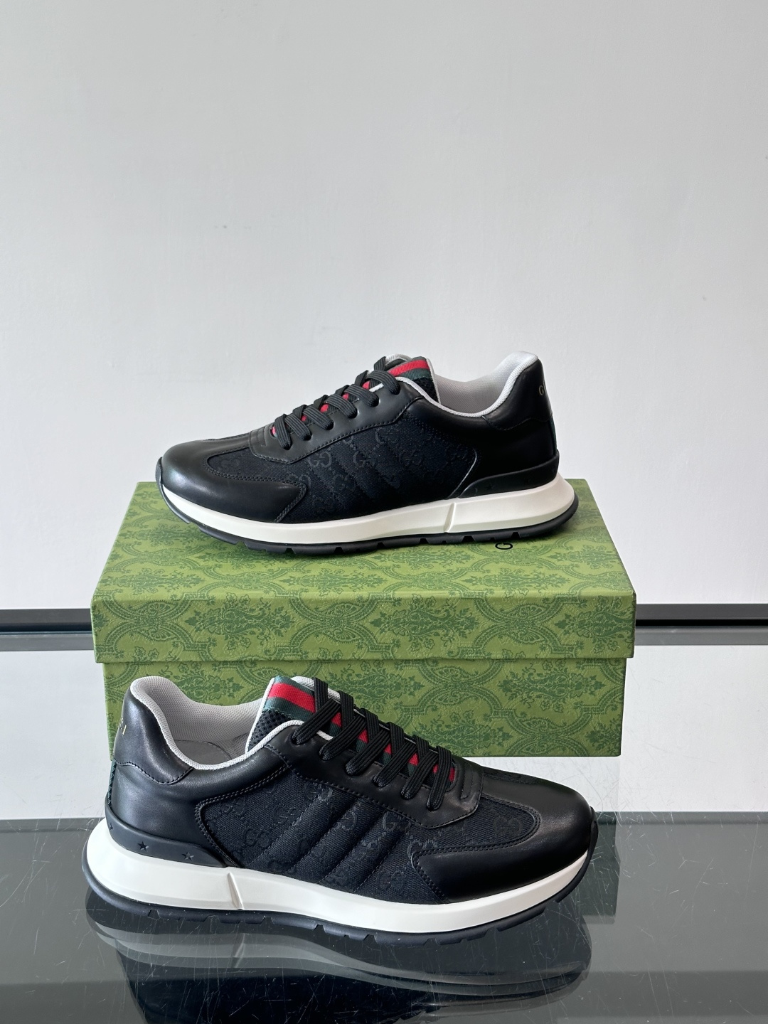 Gucci Screener系列运动鞋，牛皮革+GG压纹，品牌感满满！鞋侧红绿织带点缀，意大利风情十足🇮