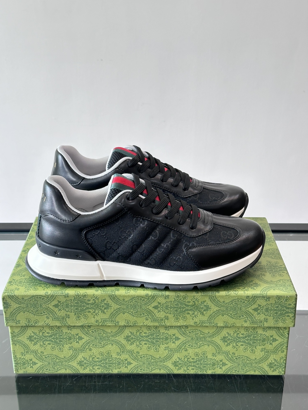 Gucci Screener系列运动鞋，牛皮革+GG压纹，品牌感满满！鞋侧红绿织带点缀，意大利风情十足🇮