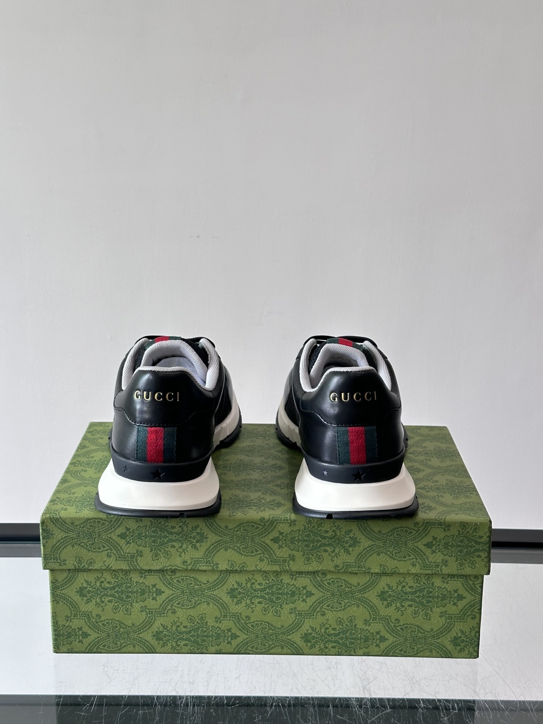 Gucci Screener系列运动鞋，牛皮革+GG压纹，品牌感满满！鞋侧红绿织带点缀，意大利风情十足🇮