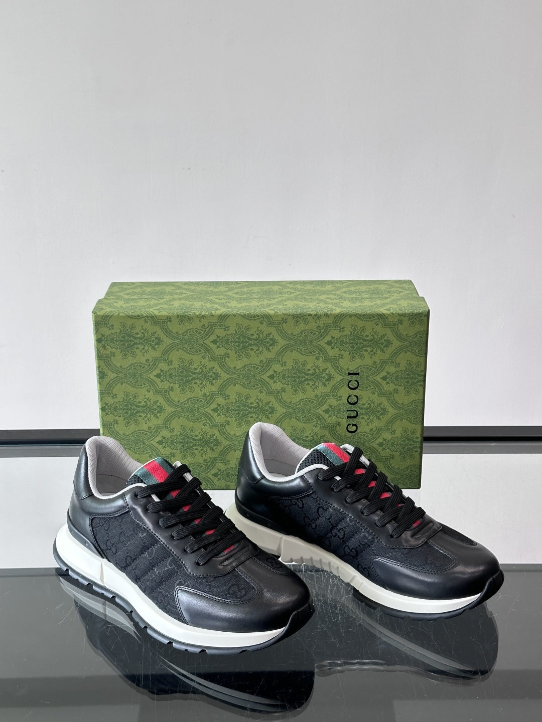 Gucci Screener系列运动鞋，牛皮革+GG压纹，品牌感满满！鞋侧红绿织带点缀，意大利风情十足🇮