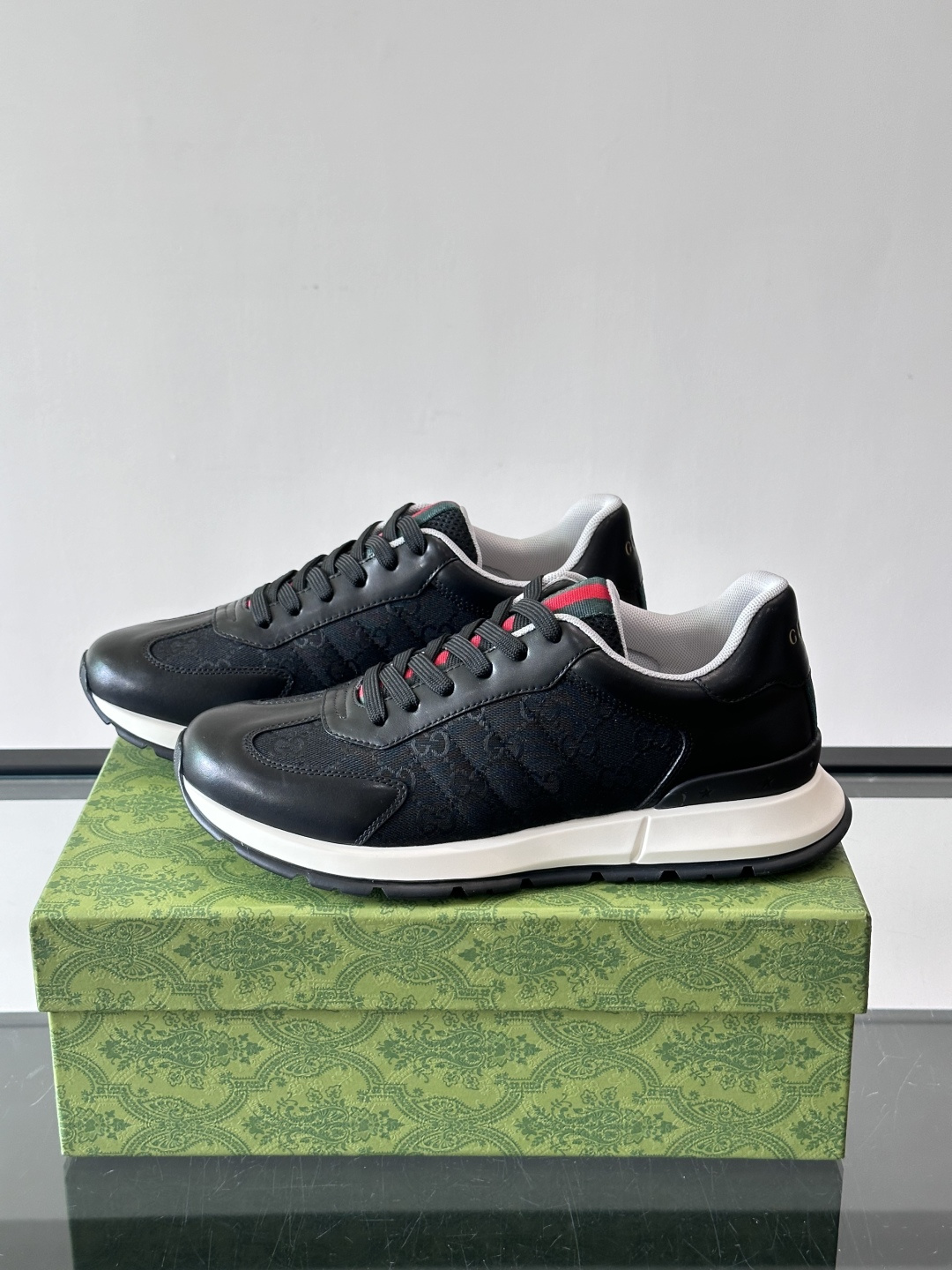 Gucci Screener系列运动鞋，牛皮革+GG压纹，品牌感满满！鞋侧红绿织带点缀，意大利风情十足🇮