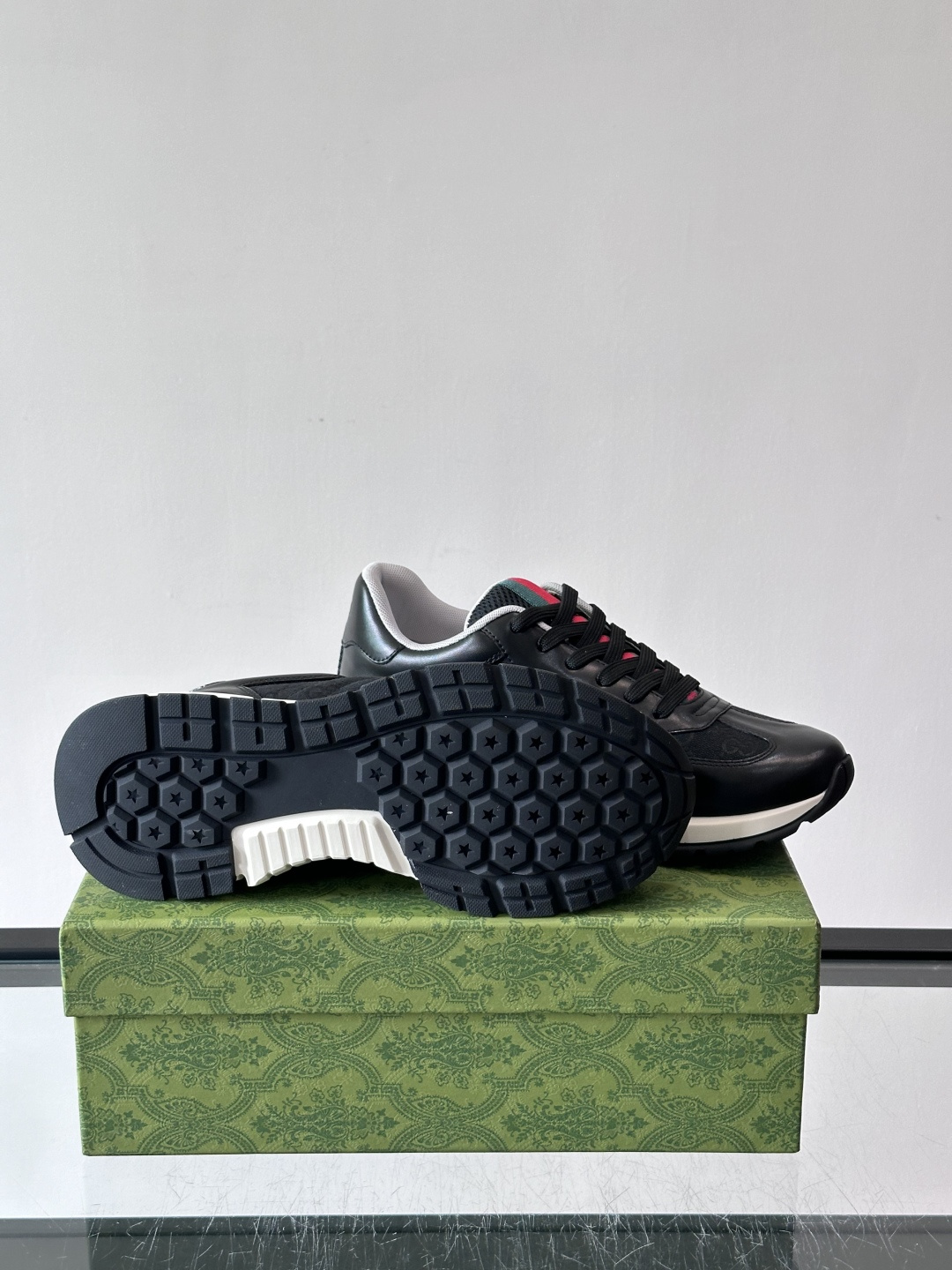 Gucci Screener系列运动鞋，牛皮革+GG压纹，品牌感满满！鞋侧红绿织带点缀，意大利风情十足🇮