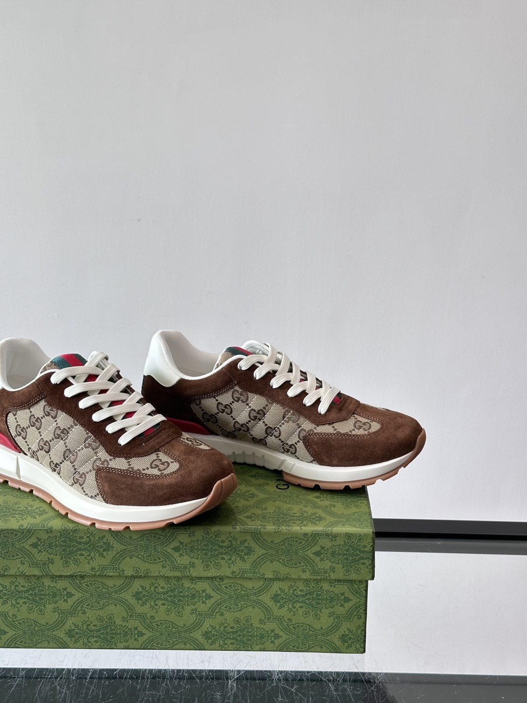 Gucci Screener系列运动鞋，牛皮革+GG压纹，品牌感满满！鞋侧红绿织带点缀，意大利风情十足🇮