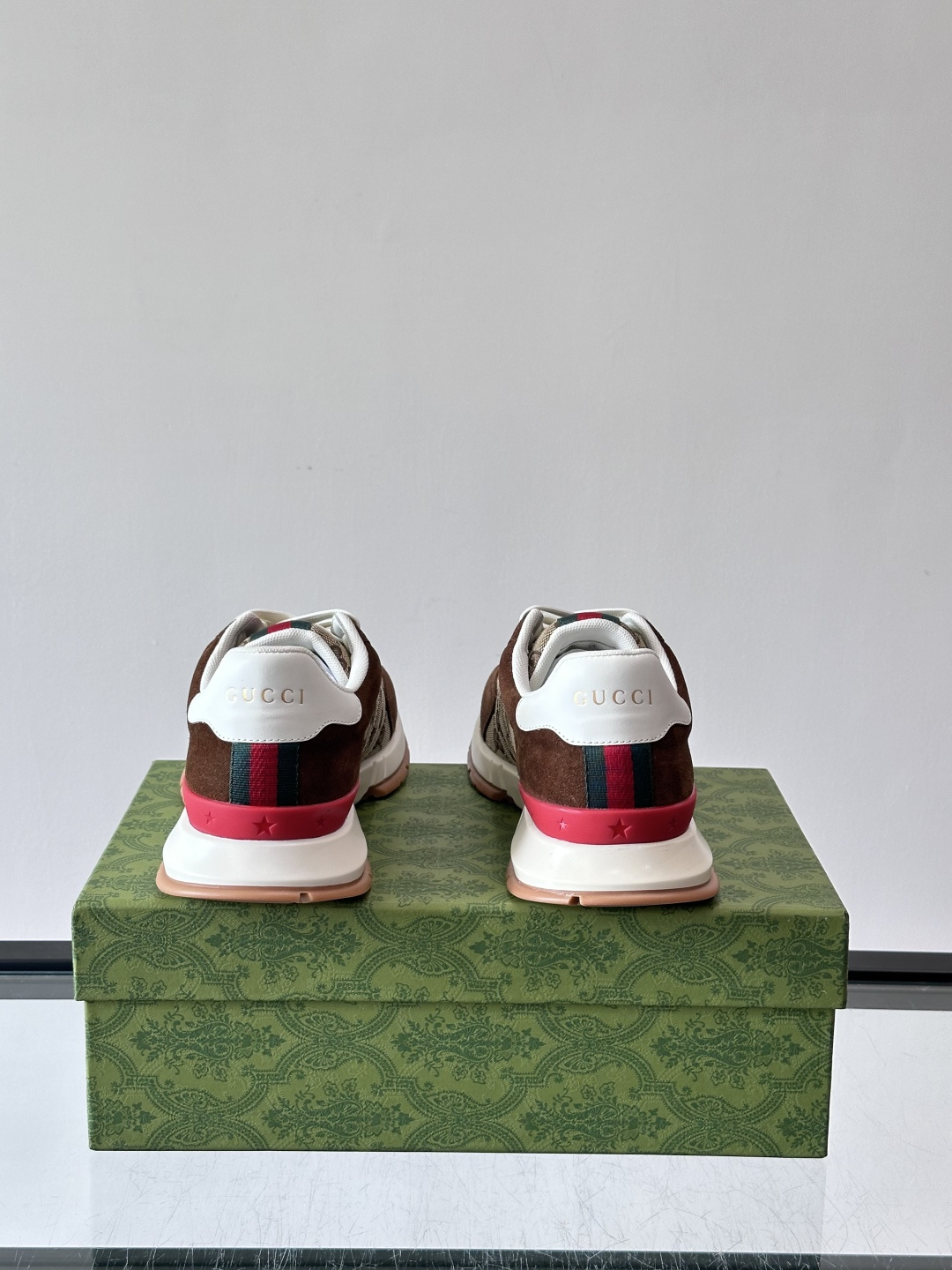 Gucci Screener系列运动鞋，牛皮革+GG压纹，品牌感满满！鞋侧红绿织带点缀，意大利风情十足🇮