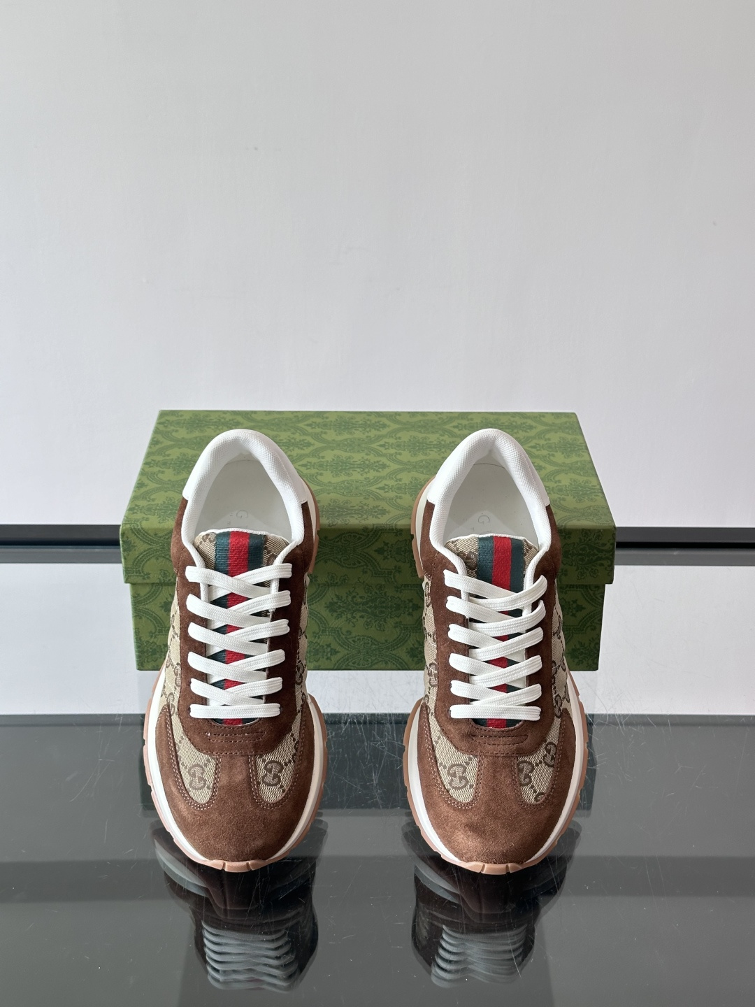 Gucci Screener系列运动鞋，牛皮革+GG压纹，品牌感满满！鞋侧红绿织带点缀，意大利风情十足🇮
