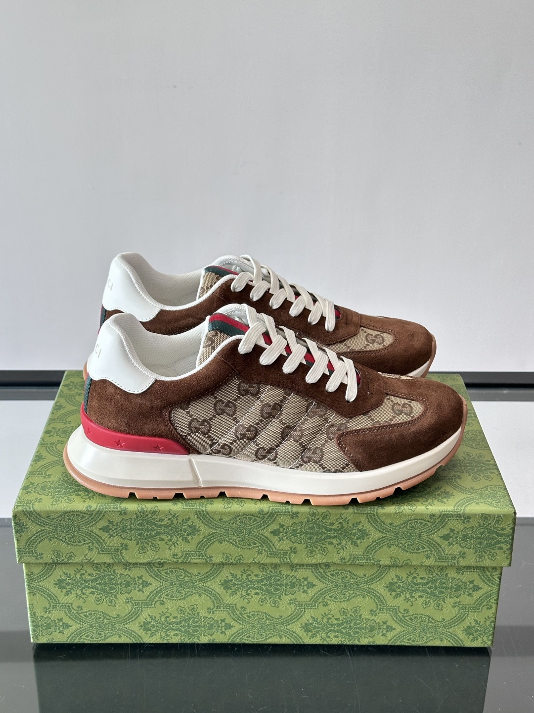 Gucci Screener系列运动鞋，牛皮革+GG压纹，品牌感满满！鞋侧红绿织带点缀，意大利风情十足🇮