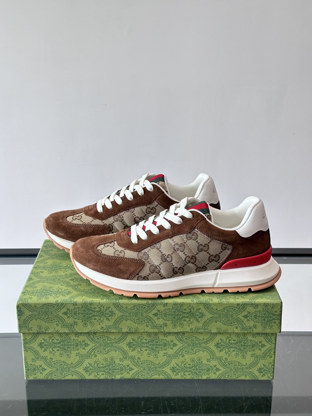 Gucci Screener系列运动鞋，牛皮革+GG压纹，品牌感满满！鞋侧红绿织带点缀，意大利风情十足🇮