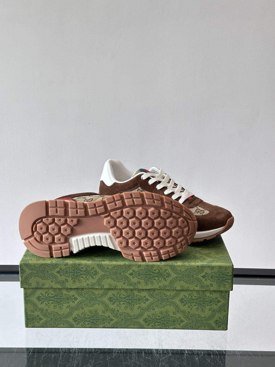 Gucci Screener系列运动鞋，牛皮革+GG压纹，品牌感满满！鞋侧红绿织带点缀，意大利风情十足🇮