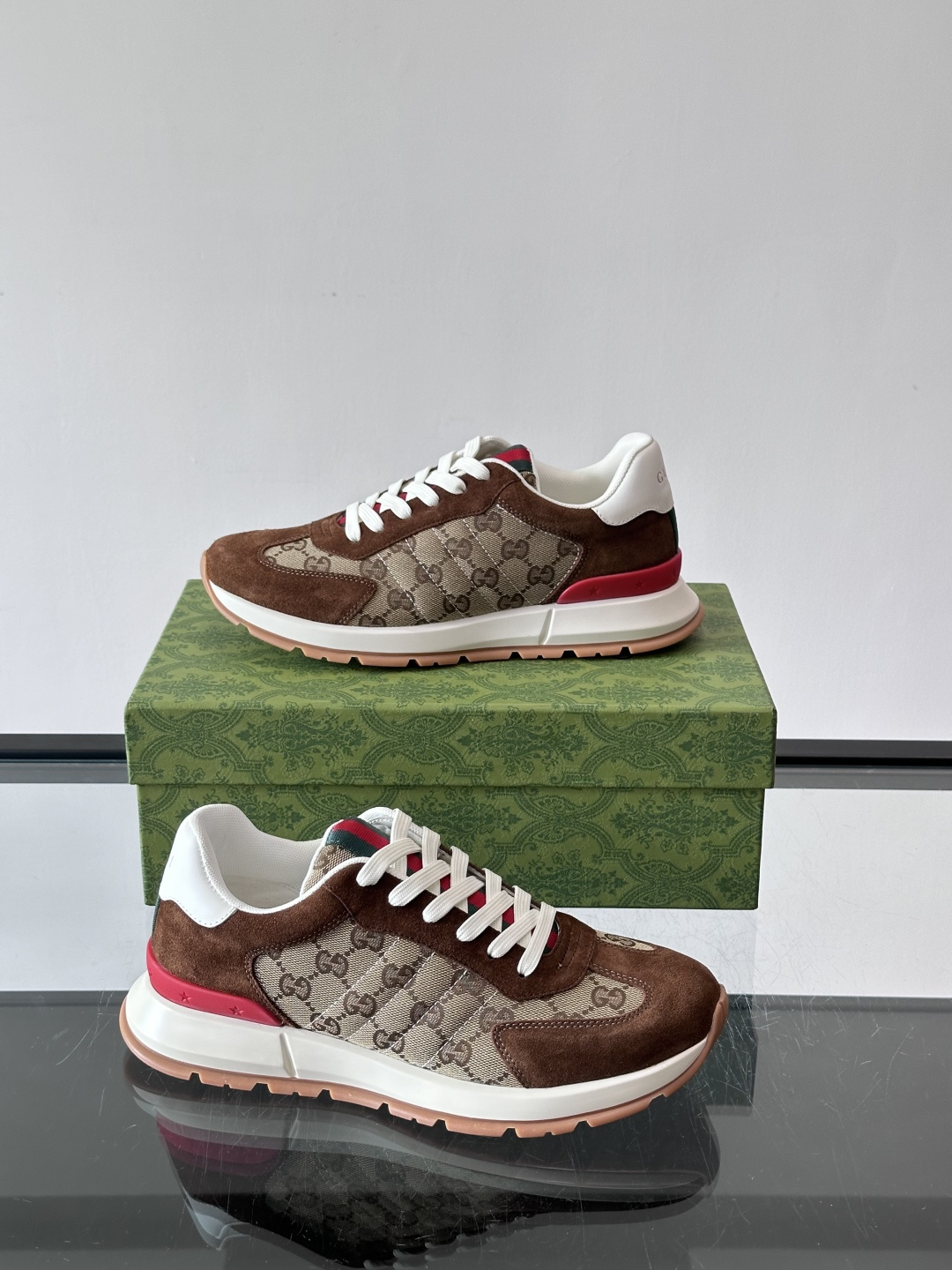 Gucci Screener系列运动鞋，牛皮革+GG压纹，品牌感满满！鞋侧红绿织带点缀，意大利风情十足🇮