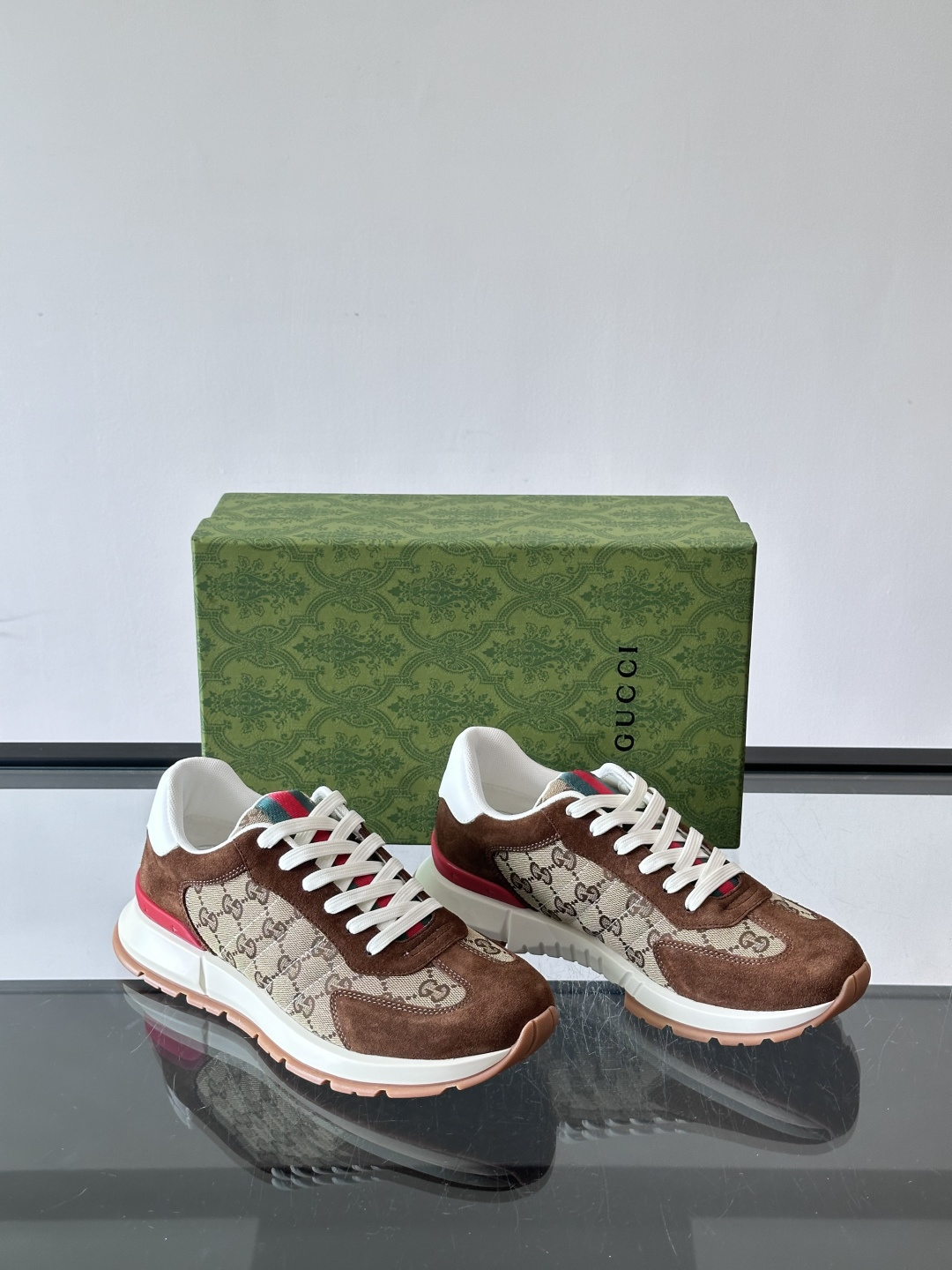 Gucci Screener系列运动鞋，牛皮革+GG压纹，品牌感满满！鞋侧红绿织带点缀，意大利风情十足🇮