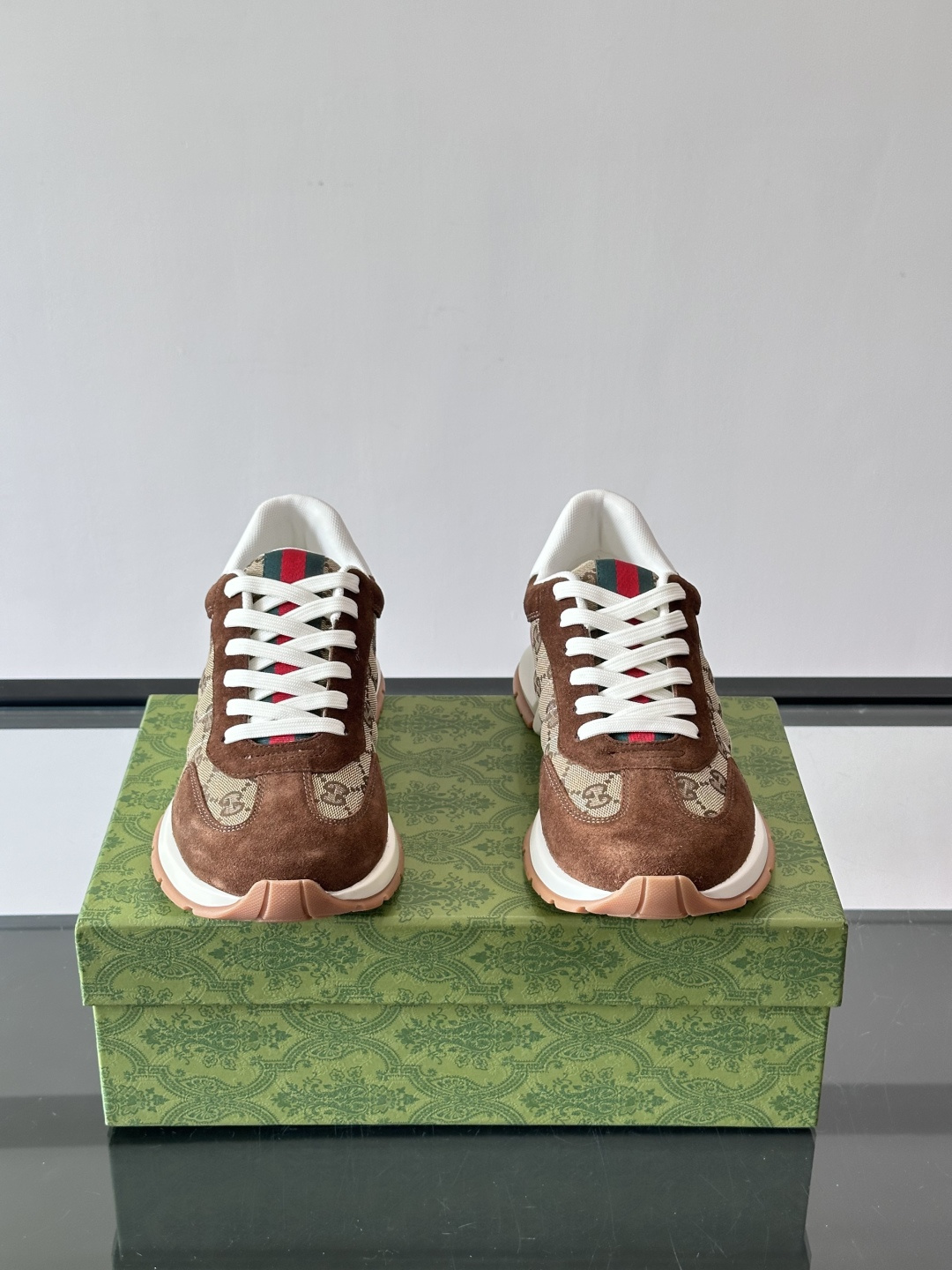 Gucci Screener系列运动鞋，牛皮革+GG压纹，品牌感满满！鞋侧红绿织带点缀，意大利风情十足🇮