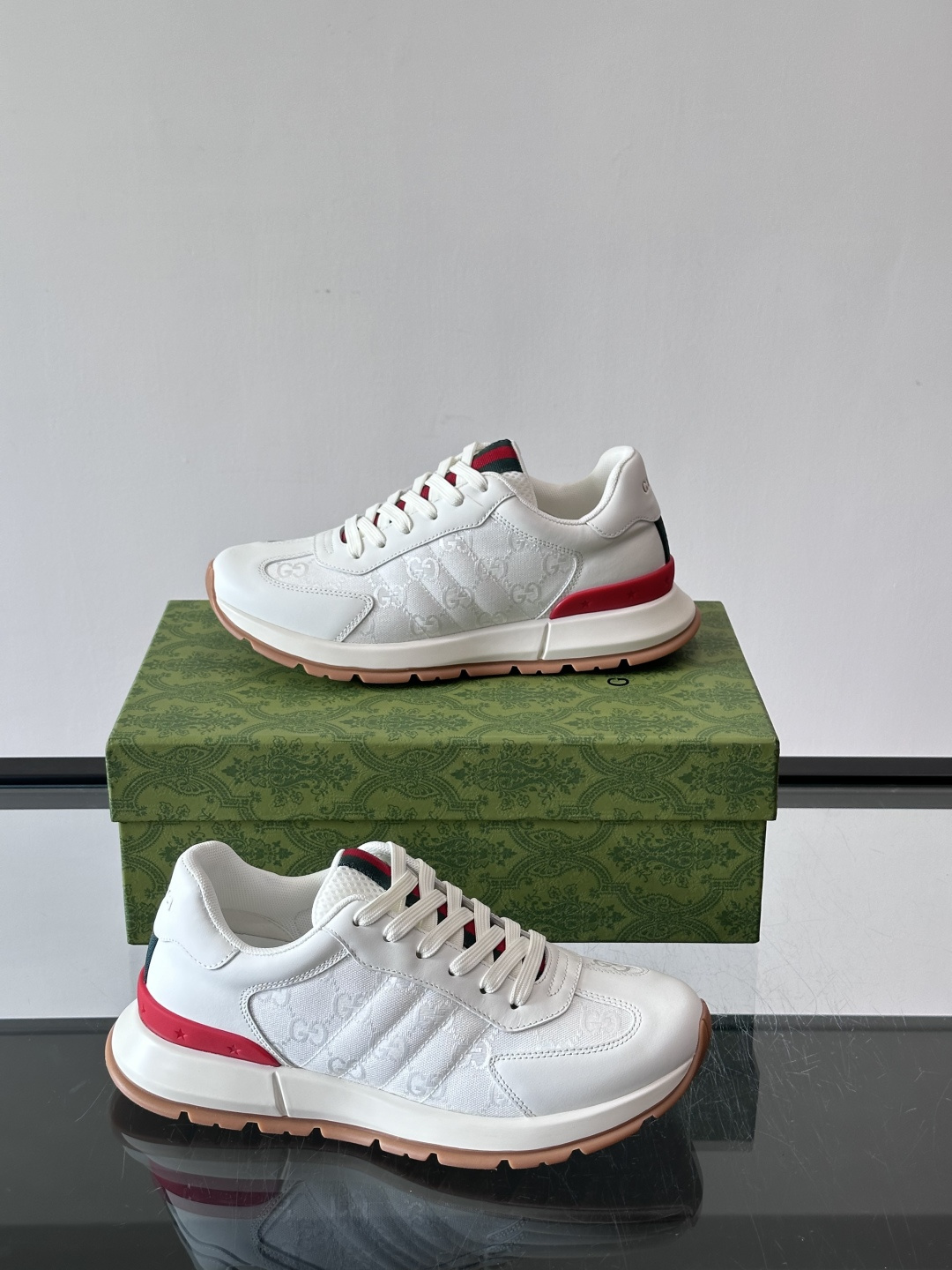 Gucci Screener系列运动鞋，牛皮革+GG压纹，品牌感满满！鞋侧红绿织带点缀，意大利风情十足🇮