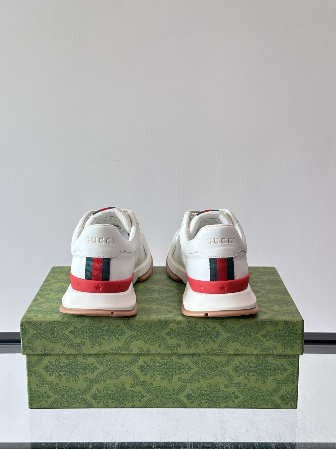 Gucci Screener系列运动鞋，牛皮革+GG压纹，品牌感满满！鞋侧红绿织带点缀，意大利风情十足🇮