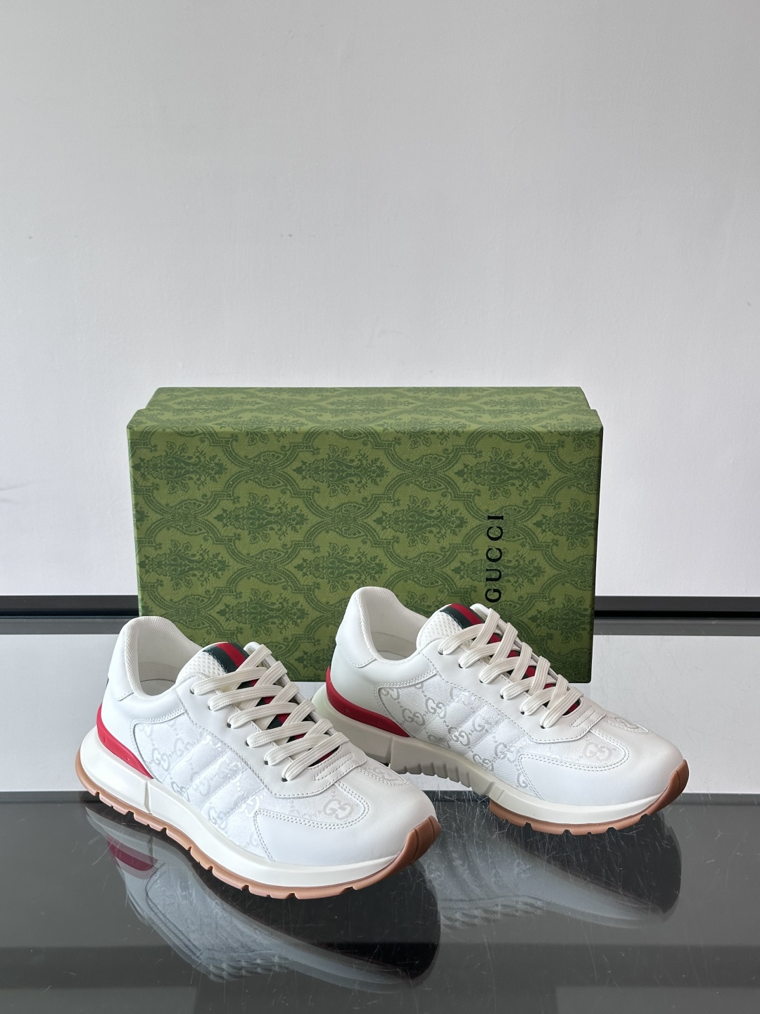 Gucci Screener系列运动鞋，牛皮革+GG压纹，品牌感满满！鞋侧红绿织带点缀，意大利风情十足🇮