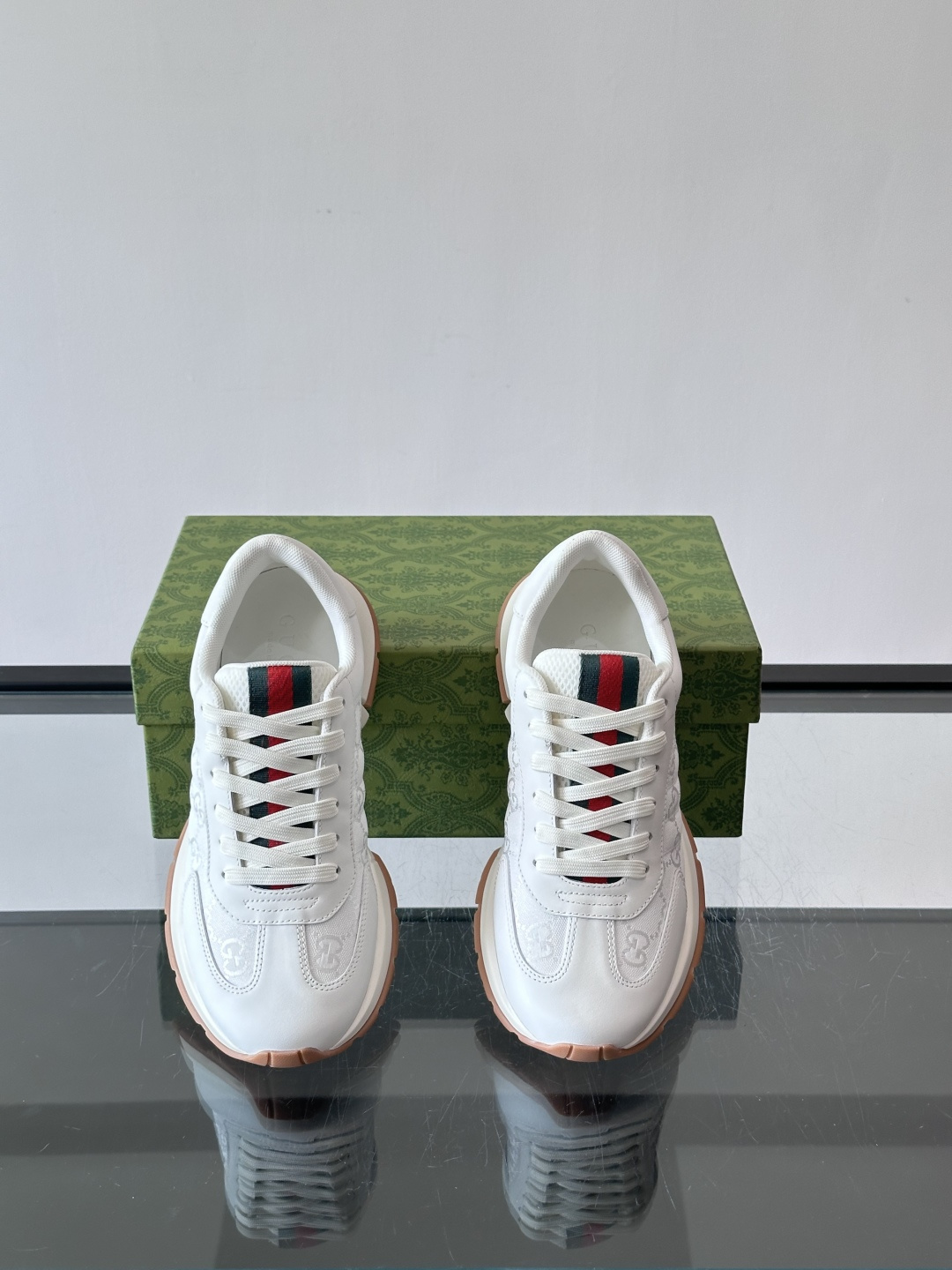 Gucci Screener系列运动鞋，牛皮革+GG压纹，品牌感满满！鞋侧红绿织带点缀，意大利风情十足🇮
