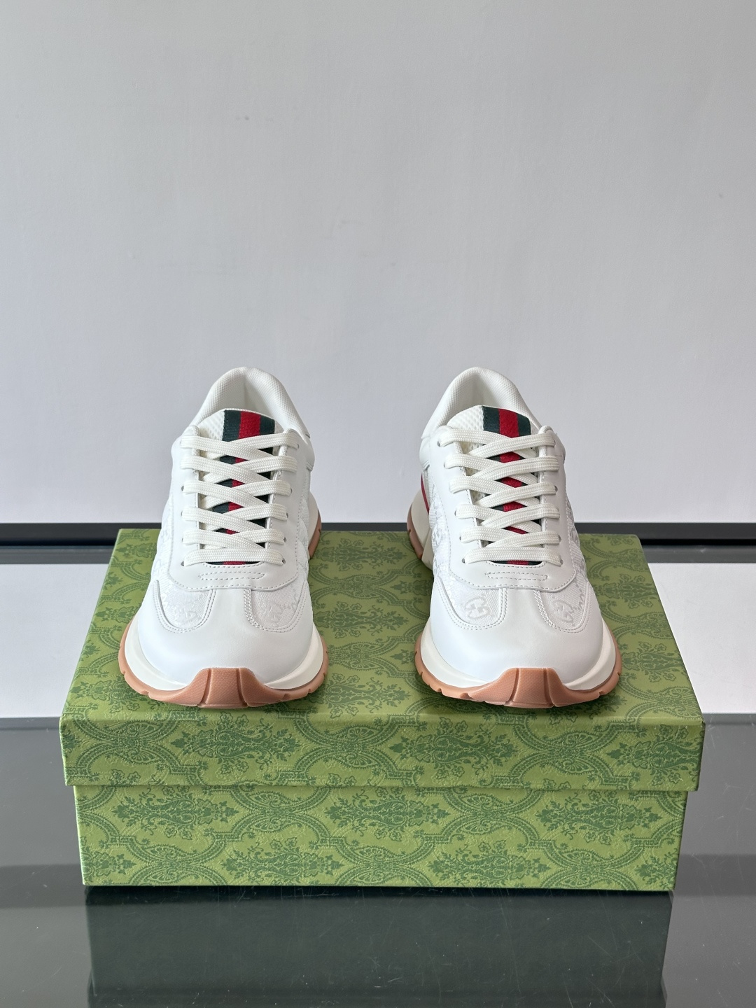 Gucci Screener系列运动鞋，牛皮革+GG压纹，品牌感满满！鞋侧红绿织带点缀，意大利风情十足🇮