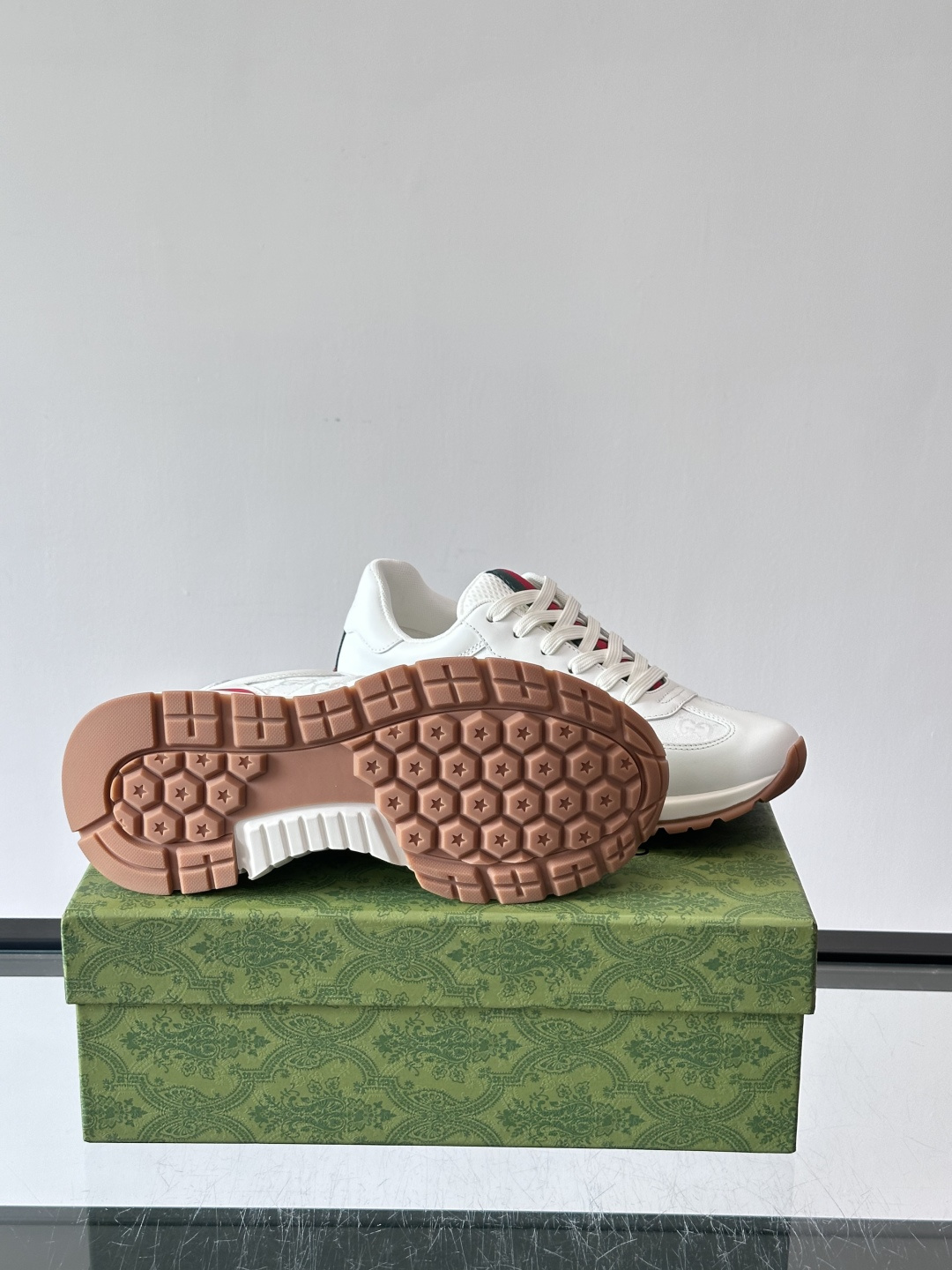 Gucci Screener系列运动鞋，牛皮革+GG压纹，品牌感满满！鞋侧红绿织带点缀，意大利风情十足🇮