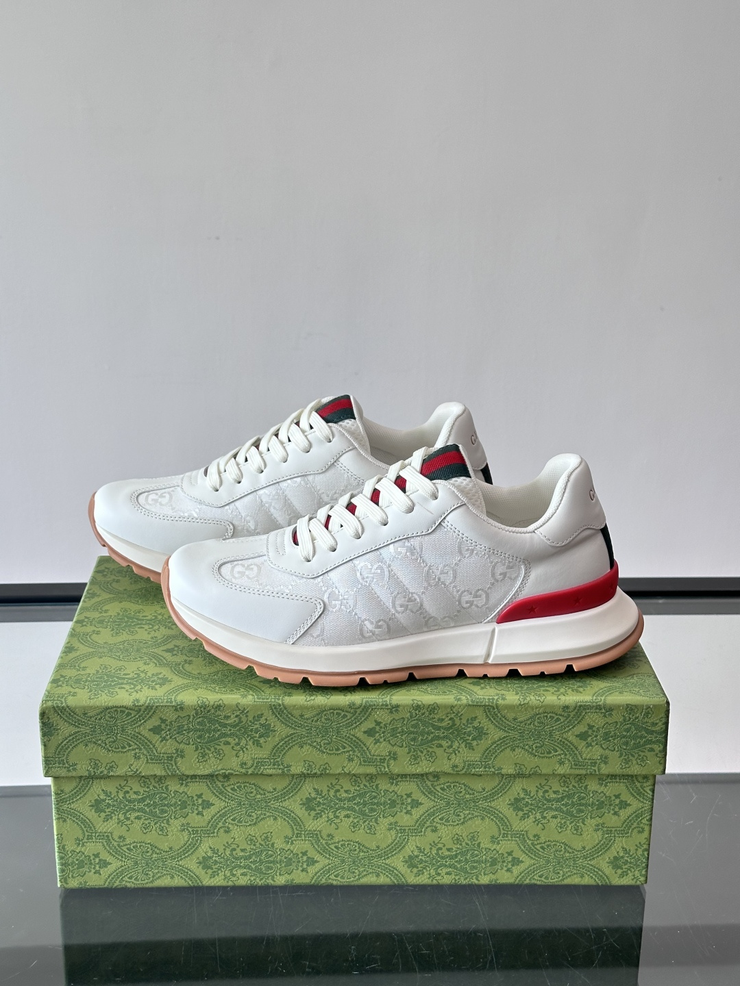 Gucci Screener系列运动鞋，牛皮革+GG压纹，品牌感满满！鞋侧红绿织带点缀，意大利风情十足🇮