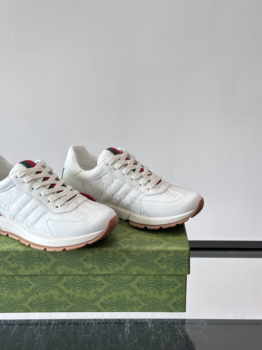 Gucci Screener系列运动鞋，牛皮革+GG压纹，品牌感满满！鞋侧红绿织带点缀，意大利风情十足🇮