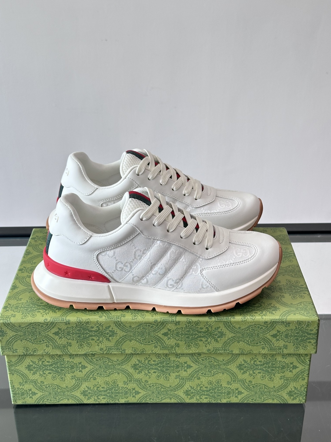 Gucci Screener系列运动鞋，牛皮革+GG压纹，品牌感满满！鞋侧红绿织带点缀，意大利风情十足🇮