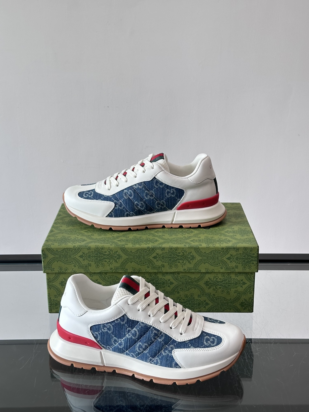 Gucci Screener系列运动鞋，牛皮革+GG压纹，品牌感满满！鞋侧红绿织带点缀，意大利风情十足🇮