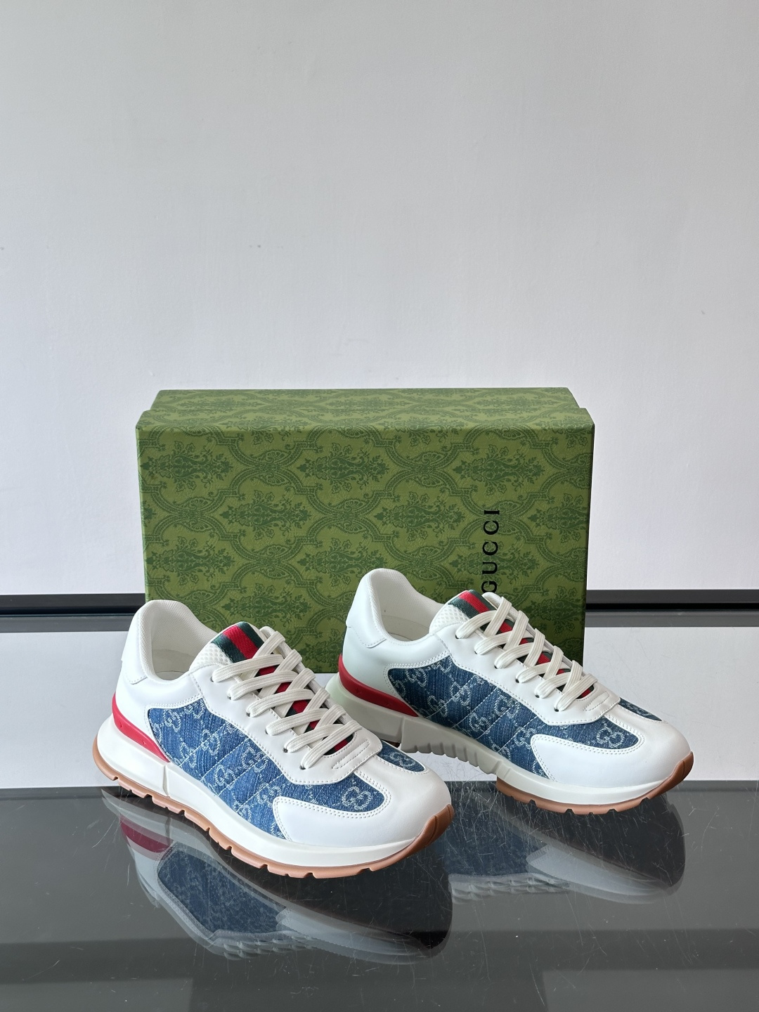 Gucci Screener系列运动鞋，牛皮革+GG压纹，品牌感满满！鞋侧红绿织带点缀，意大利风情十足🇮