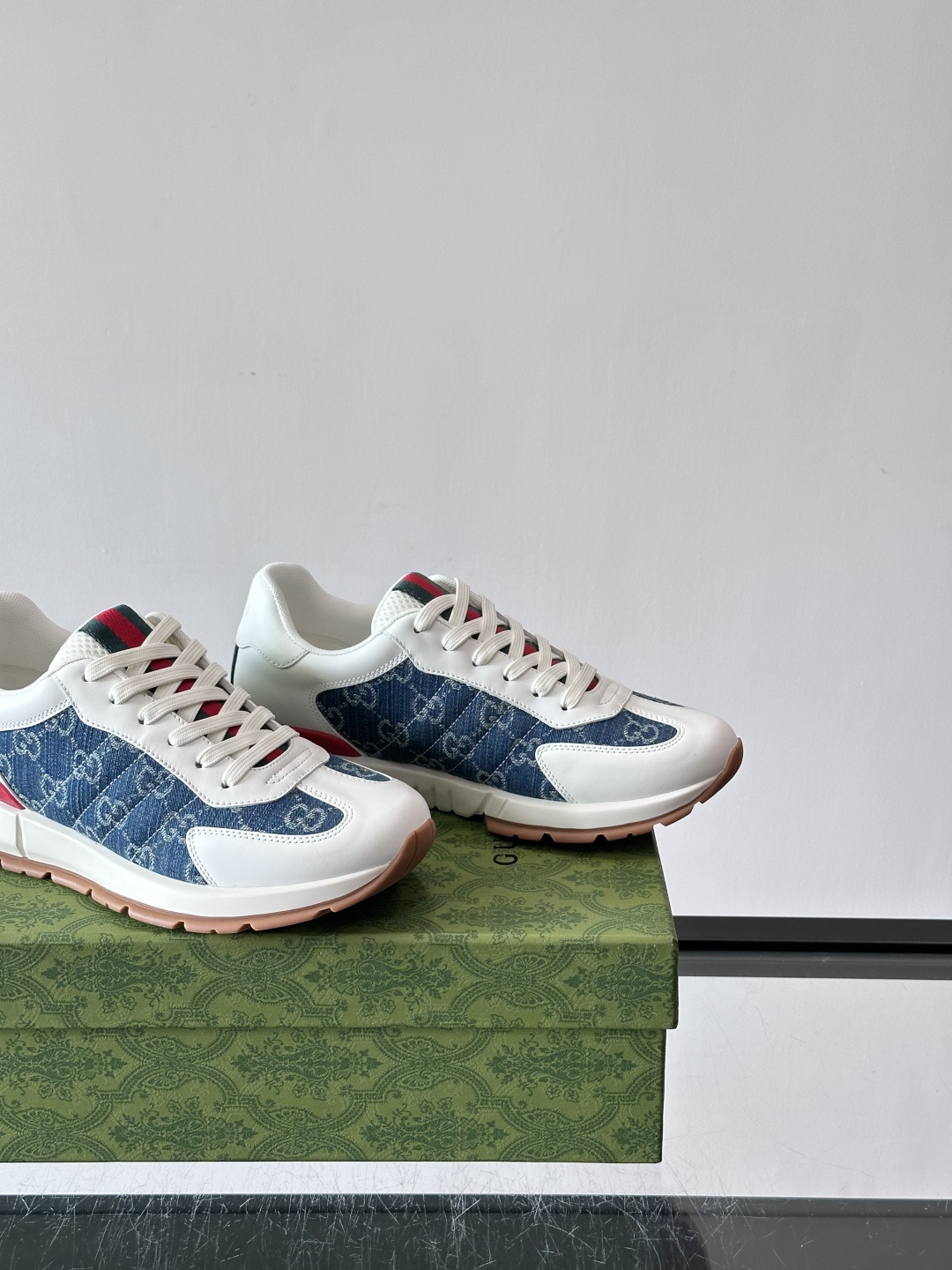 Gucci Screener系列运动鞋，牛皮革+GG压纹，品牌感满满！鞋侧红绿织带点缀，意大利风情十足🇮