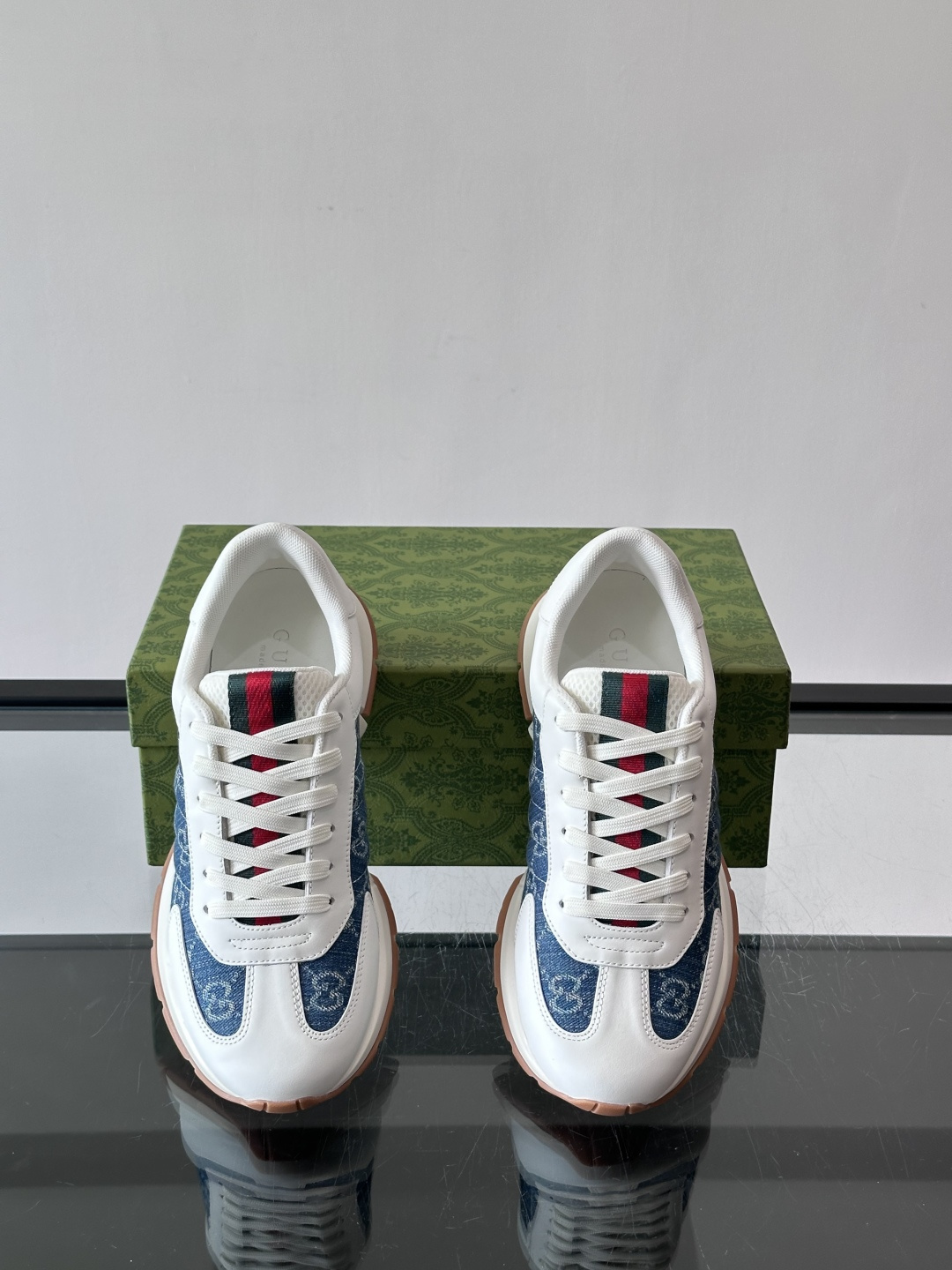 Gucci Screener系列运动鞋，牛皮革+GG压纹，品牌感满满！鞋侧红绿织带点缀，意大利风情十足🇮