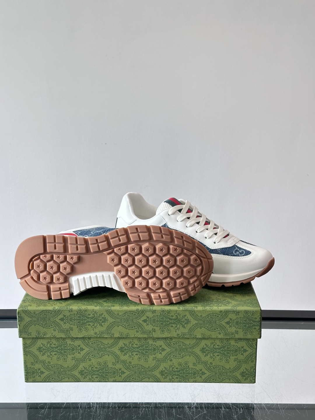 Gucci Screener系列运动鞋，牛皮革+GG压纹，品牌感满满！鞋侧红绿织带点缀，意大利风情十足🇮