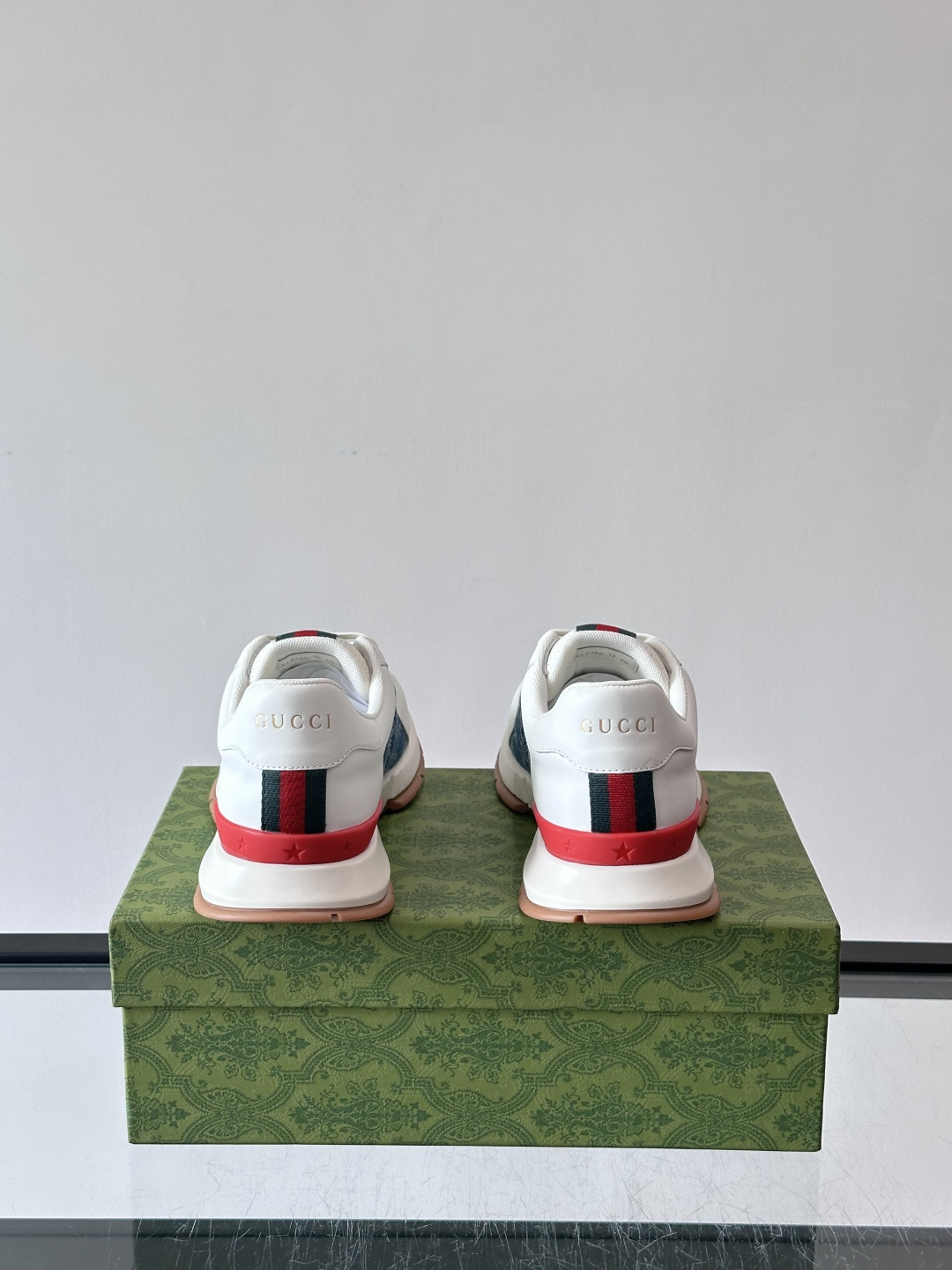 Gucci Screener系列运动鞋，牛皮革+GG压纹，品牌感满满！鞋侧红绿织带点缀，意大利风情十足🇮