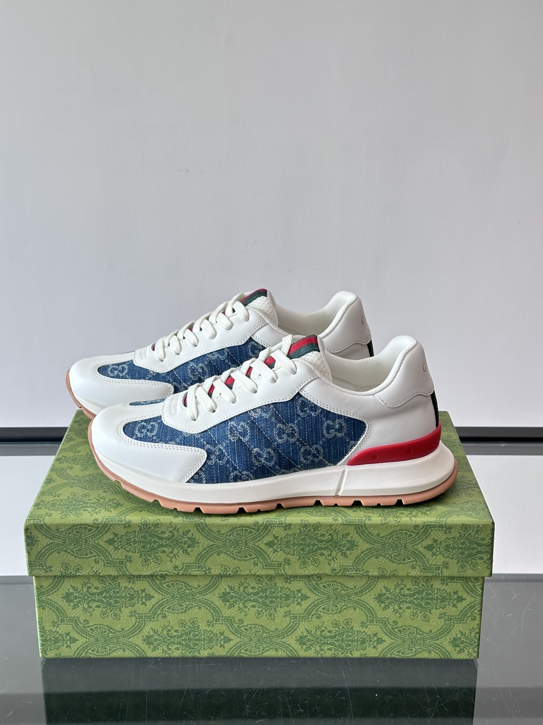 Gucci Screener系列运动鞋，牛皮革+GG压纹，品牌感满满！鞋侧红绿织带点缀，意大利风情十足🇮