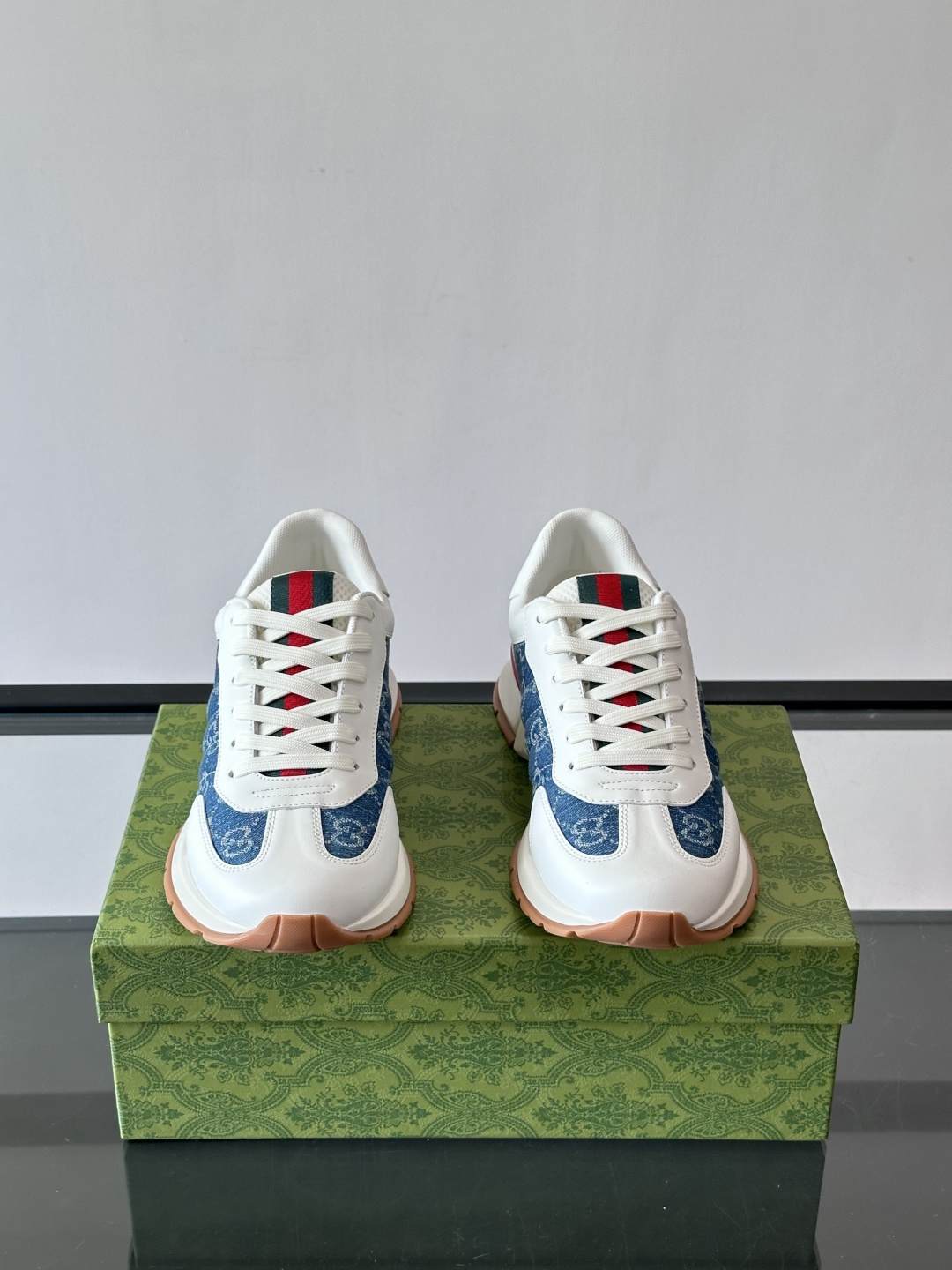 Gucci Screener系列运动鞋，牛皮革+GG压纹，品牌感满满！鞋侧红绿织带点缀，意大利风情十足🇮