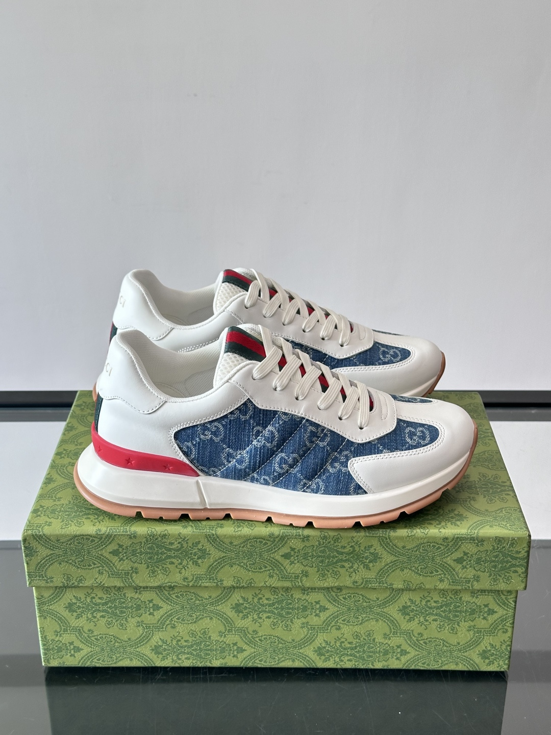 Gucci Screener系列运动鞋，牛皮革+GG压纹，品牌感满满！鞋侧红绿织带点缀，意大利风情十足🇮