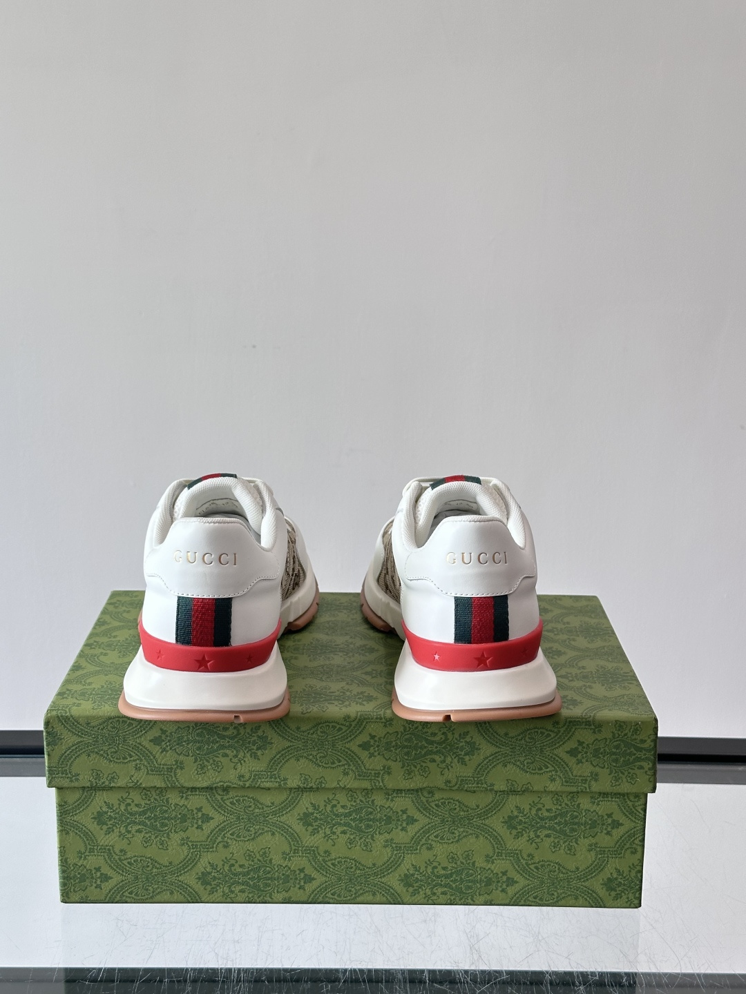 Gucci Screener系列运动鞋，牛皮革+GG压纹，品牌感满满！鞋侧红绿织带点缀，意大利风情十足🇮