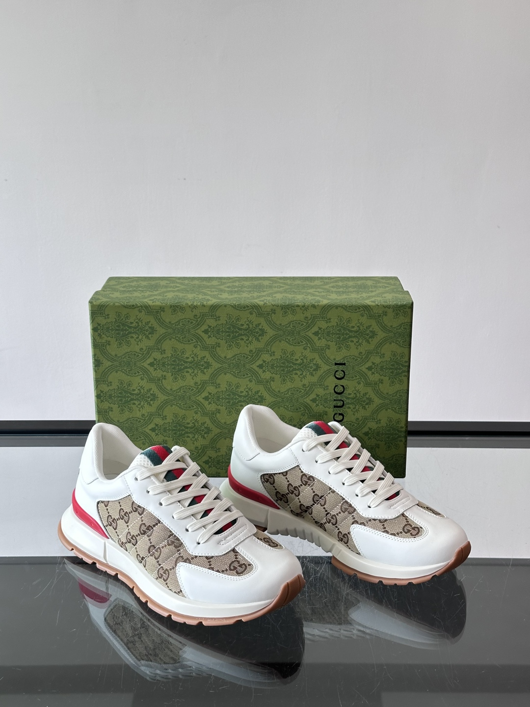 Gucci Screener系列运动鞋，牛皮革+GG压纹，品牌感满满！鞋侧红绿织带点缀，意大利风情十足🇮