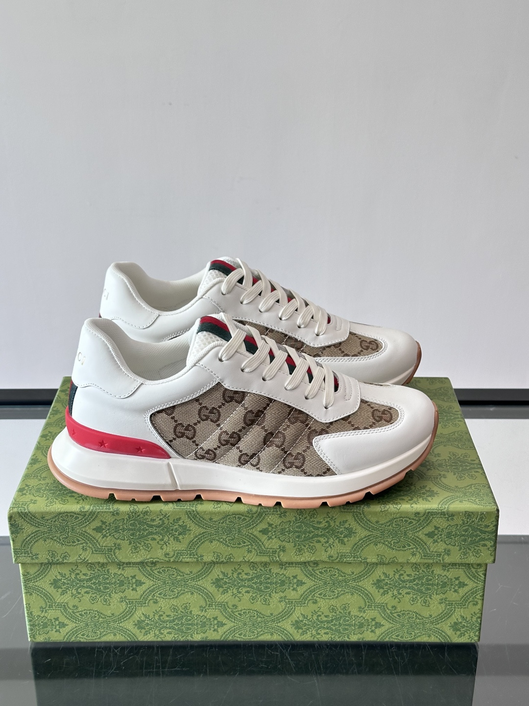 Gucci Screener系列运动鞋，牛皮革+GG压纹，品牌感满满！鞋侧红绿织带点缀，意大利风情十足🇮