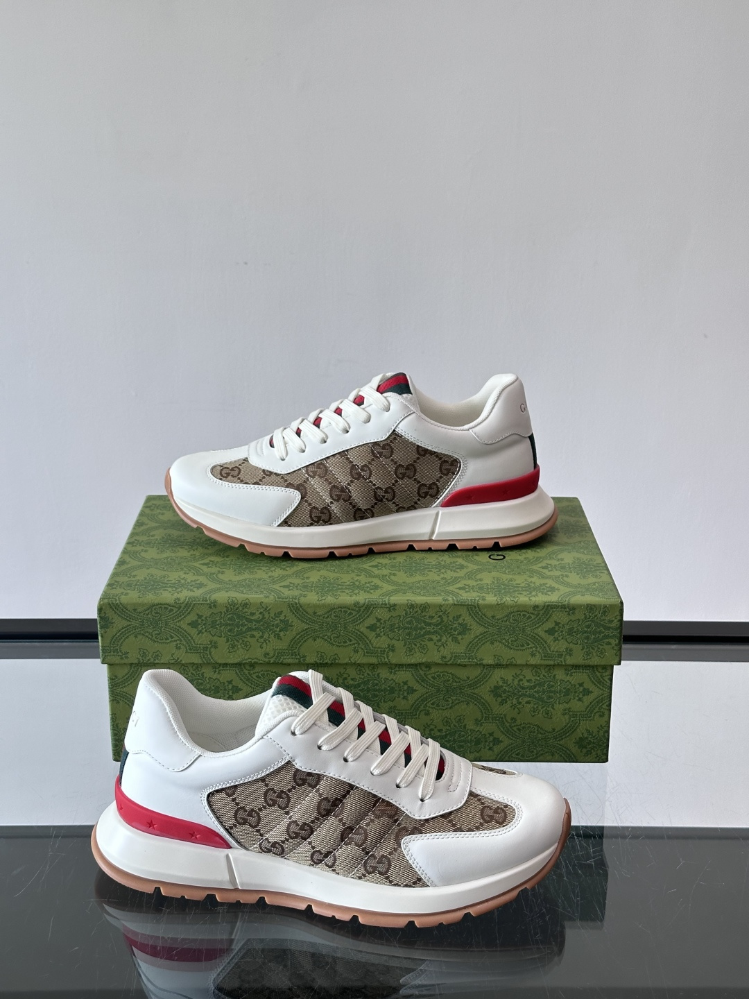 Gucci Screener系列运动鞋，牛皮革+GG压纹，品牌感满满！鞋侧红绿织带点缀，意大利风情十足🇮