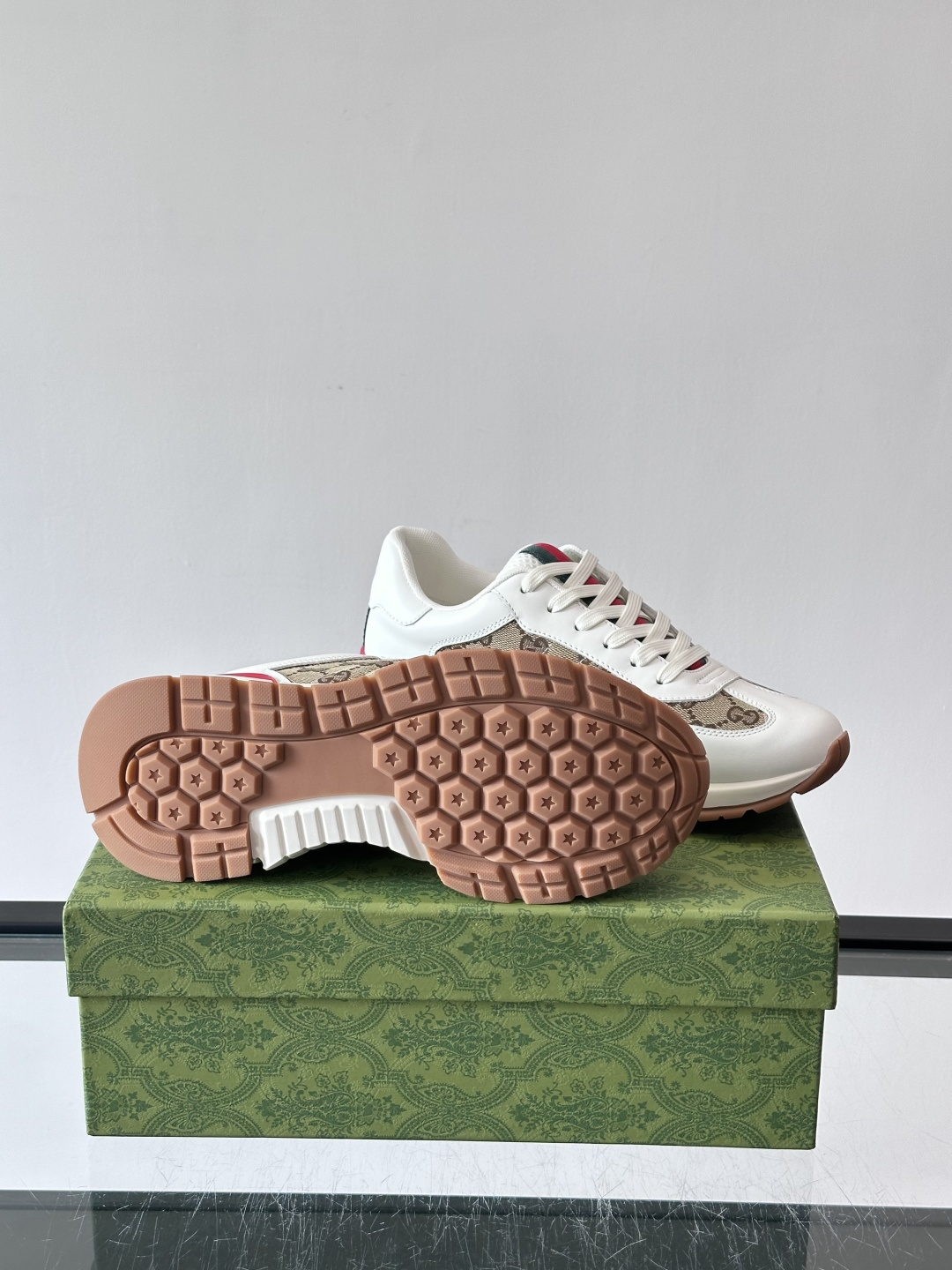 Gucci Screener系列运动鞋，牛皮革+GG压纹，品牌感满满！鞋侧红绿织带点缀，意大利风情十足🇮