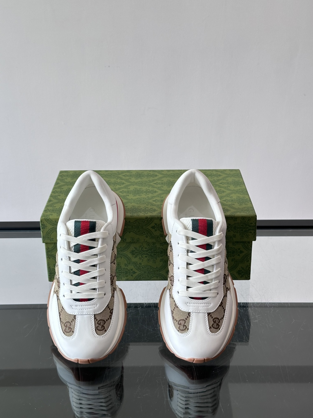Gucci Screener系列运动鞋，牛皮革+GG压纹，品牌感满满！鞋侧红绿织带点缀，意大利风情十足🇮
