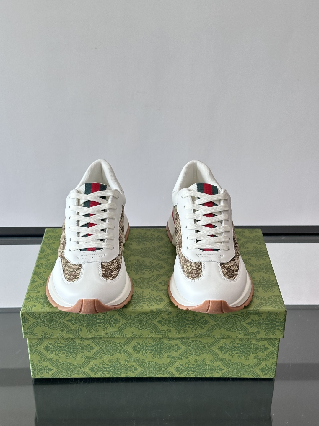 Gucci Screener系列运动鞋，牛皮革+GG压纹，品牌感满满！鞋侧红绿织带点缀，意大利风情十足🇮