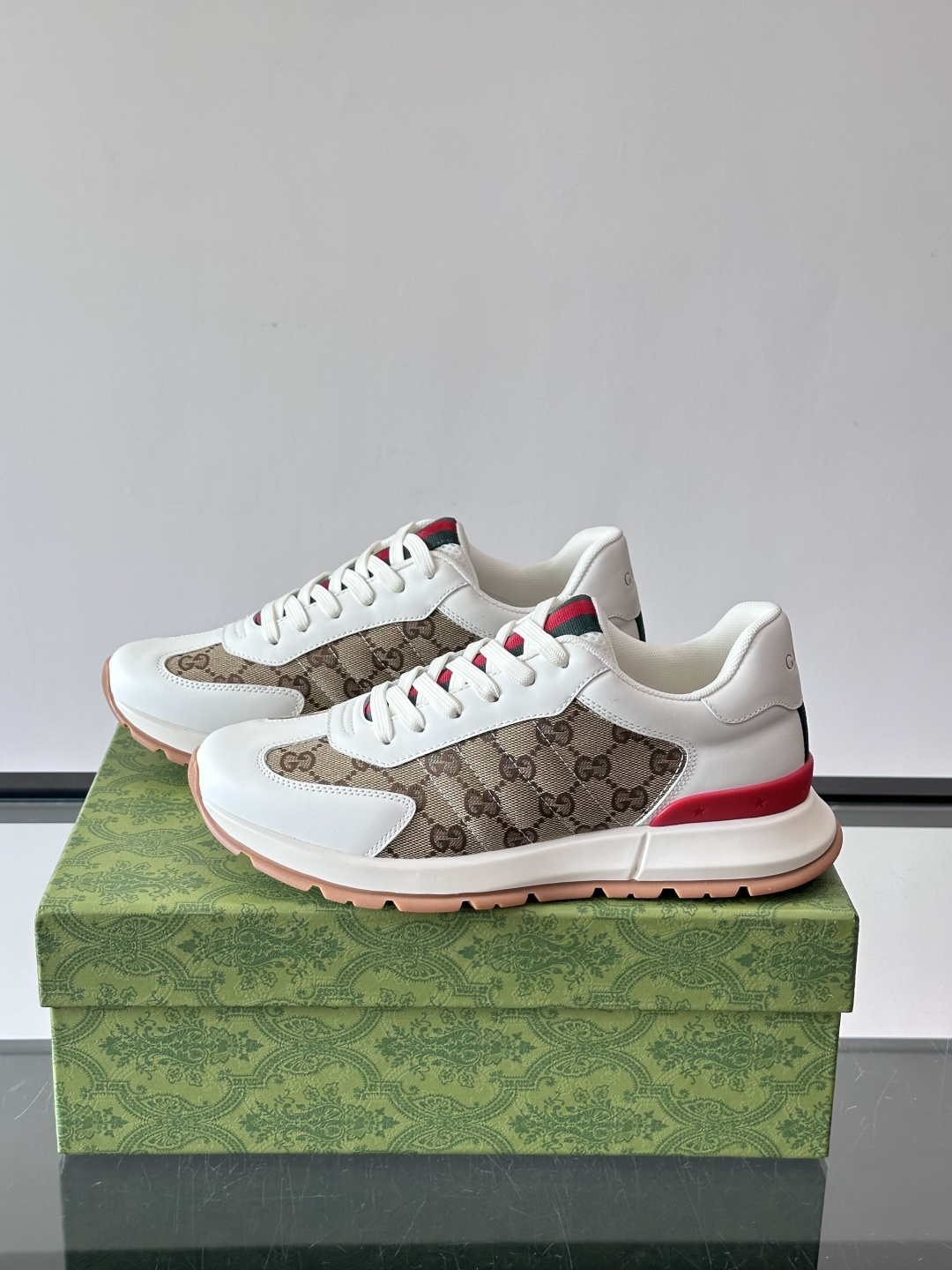 Gucci Screener系列运动鞋，牛皮革+GG压纹，品牌感满满！鞋侧红绿织带点缀，意大利风情十足🇮