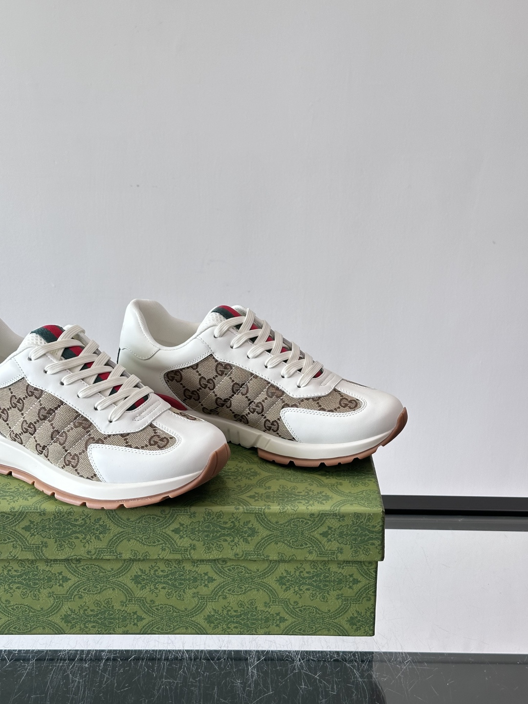 Gucci Screener系列运动鞋，牛皮革+GG压纹，品牌感满满！鞋侧红绿织带点缀，意大利风情十足🇮