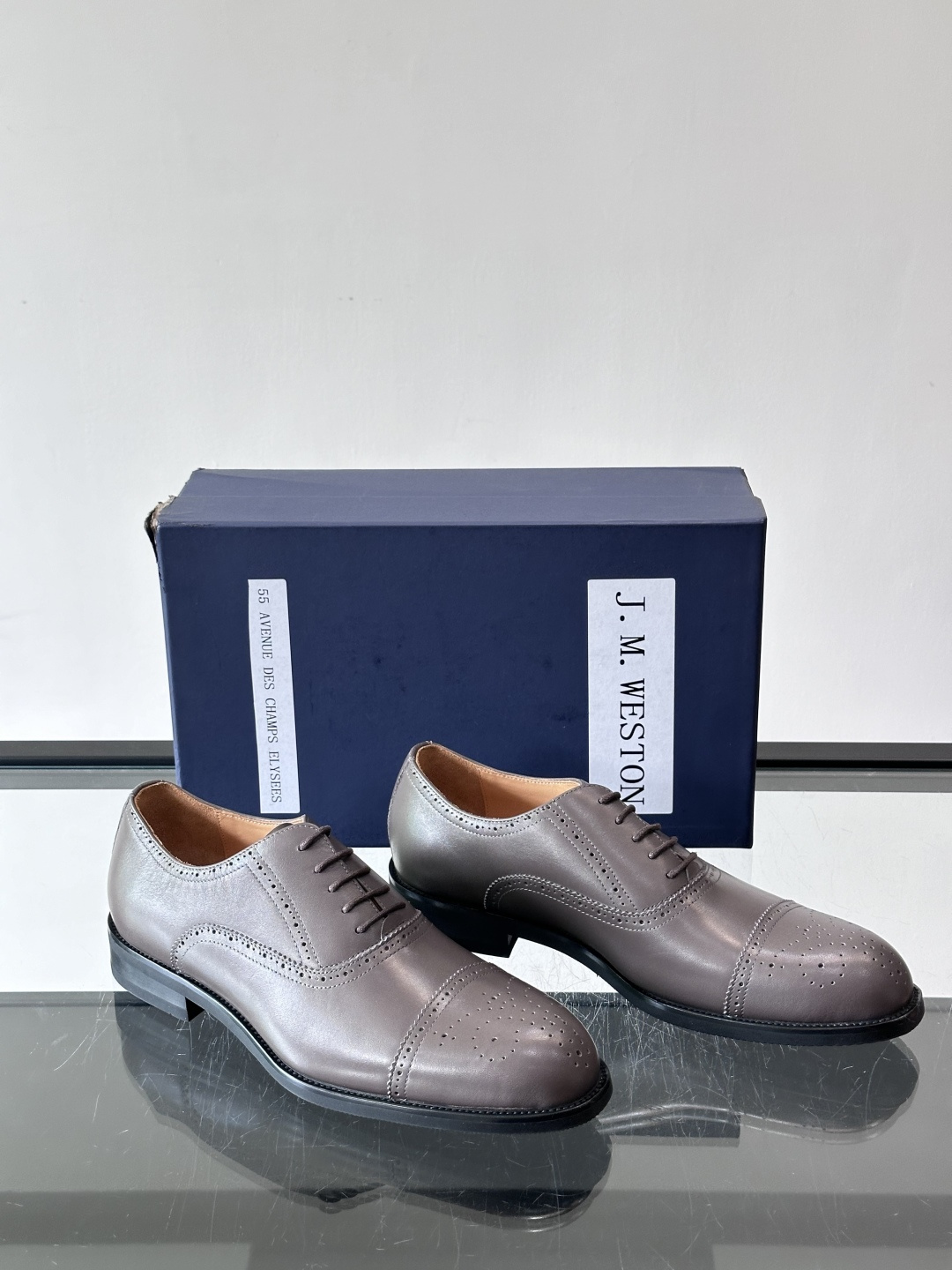 J·M男士布洛克皮鞋，采用头层牛皮，表面手工擦色，复古感满满✨。经典布洛克雕花+三接头设计，商务正装、婚