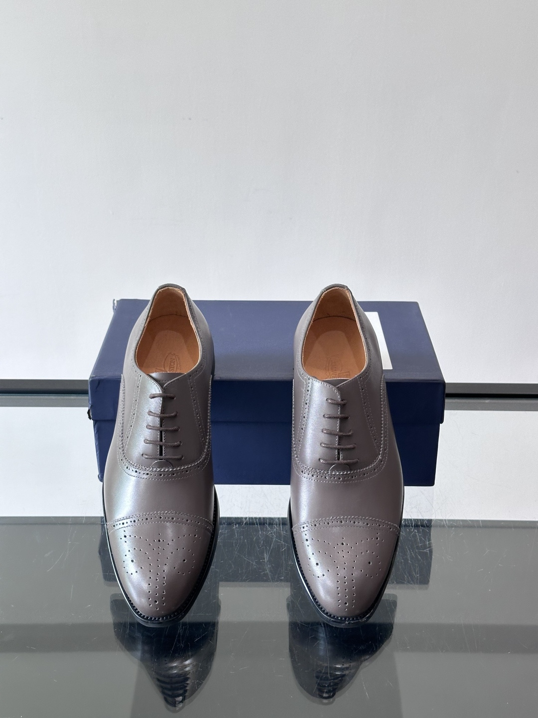 J·M男士布洛克皮鞋，采用头层牛皮，表面手工擦色，复古感满满✨。经典布洛克雕花+三接头设计，商务正装、婚