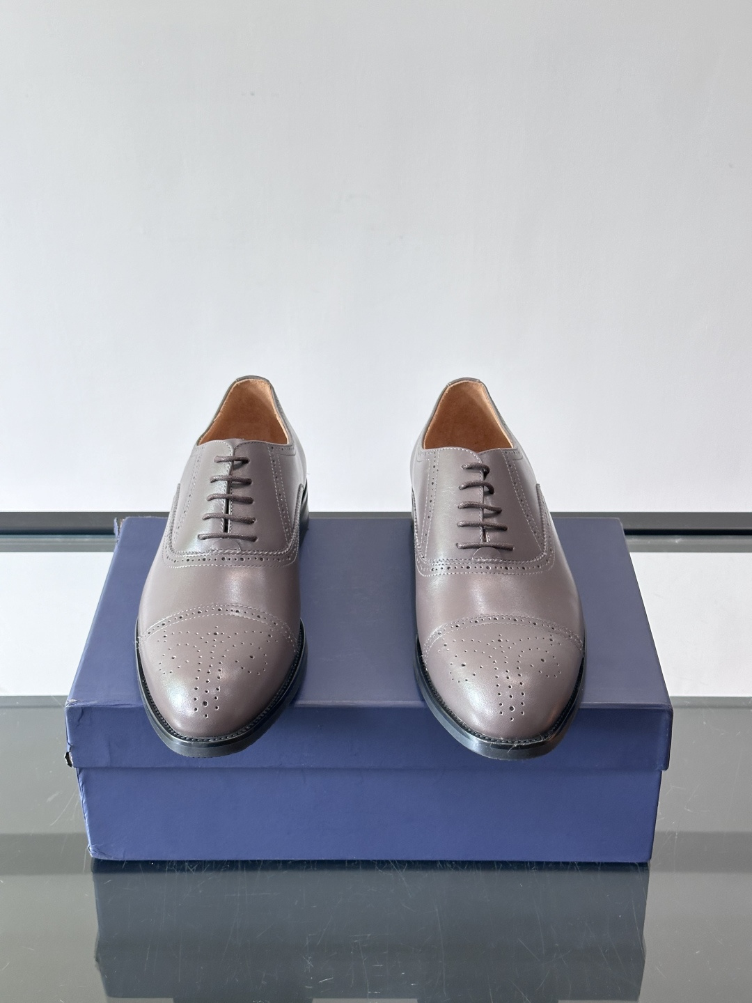 J·M男士布洛克皮鞋，采用头层牛皮，表面手工擦色，复古感满满✨。经典布洛克雕花+三接头设计，商务正装、婚