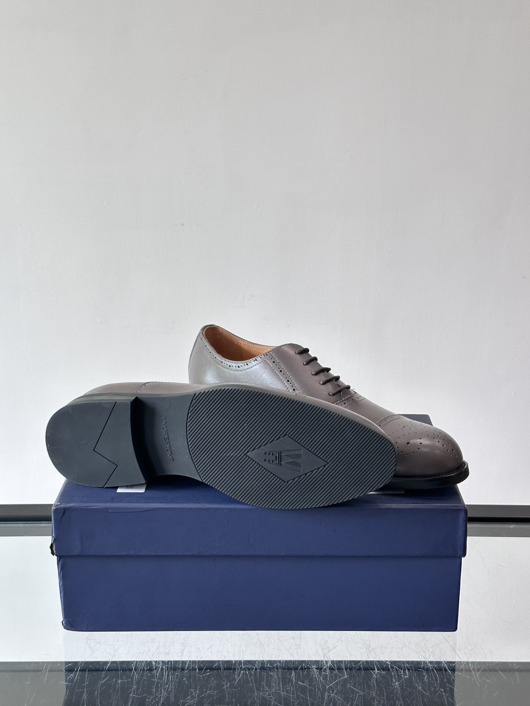 J·M男士布洛克皮鞋，采用头层牛皮，表面手工擦色，复古感满满✨。经典布洛克雕花+三接头设计，商务正装、婚