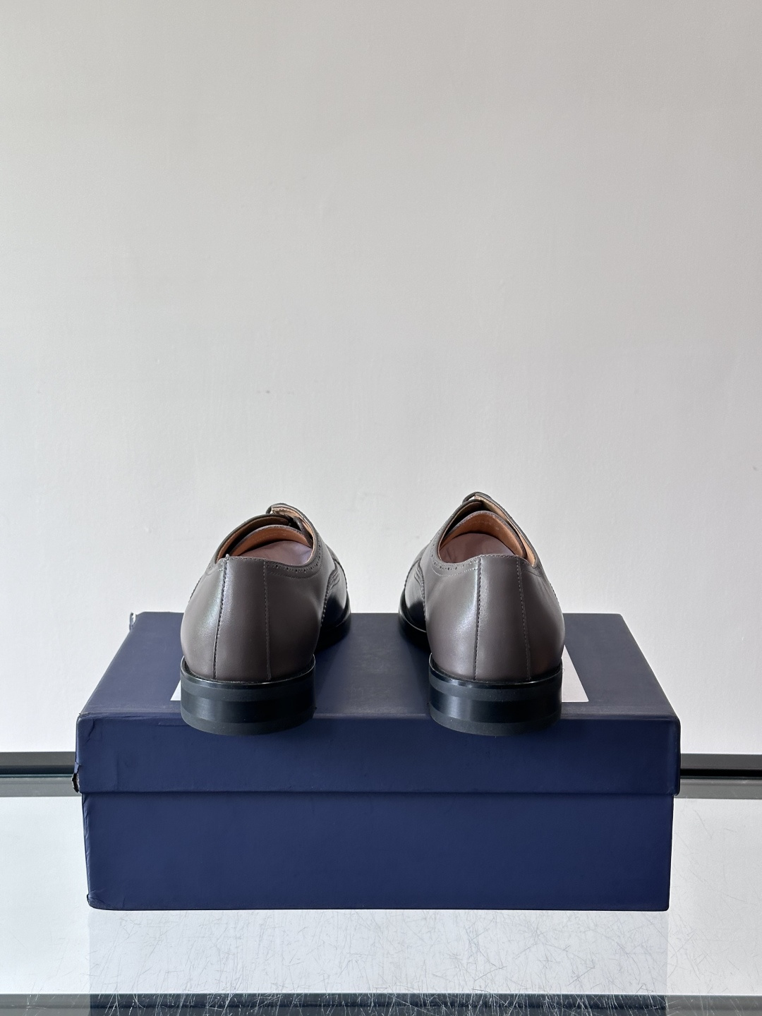 J·M男士布洛克皮鞋，采用头层牛皮，表面手工擦色，复古感满满✨。经典布洛克雕花+三接头设计，商务正装、婚