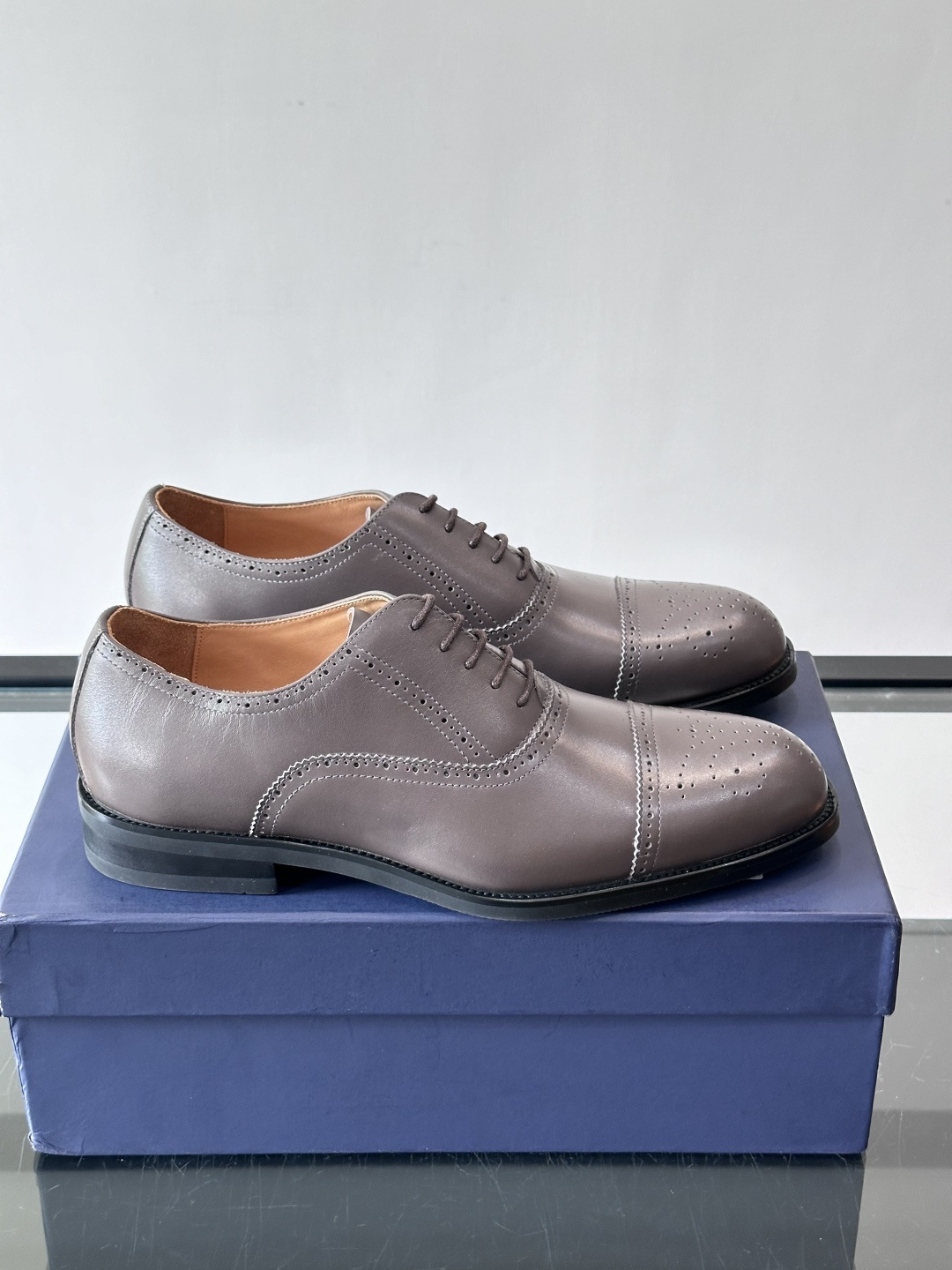 J·M男士布洛克皮鞋，采用头层牛皮，表面手工擦色，复古感满满✨。经典布洛克雕花+三接头设计，商务正装、婚