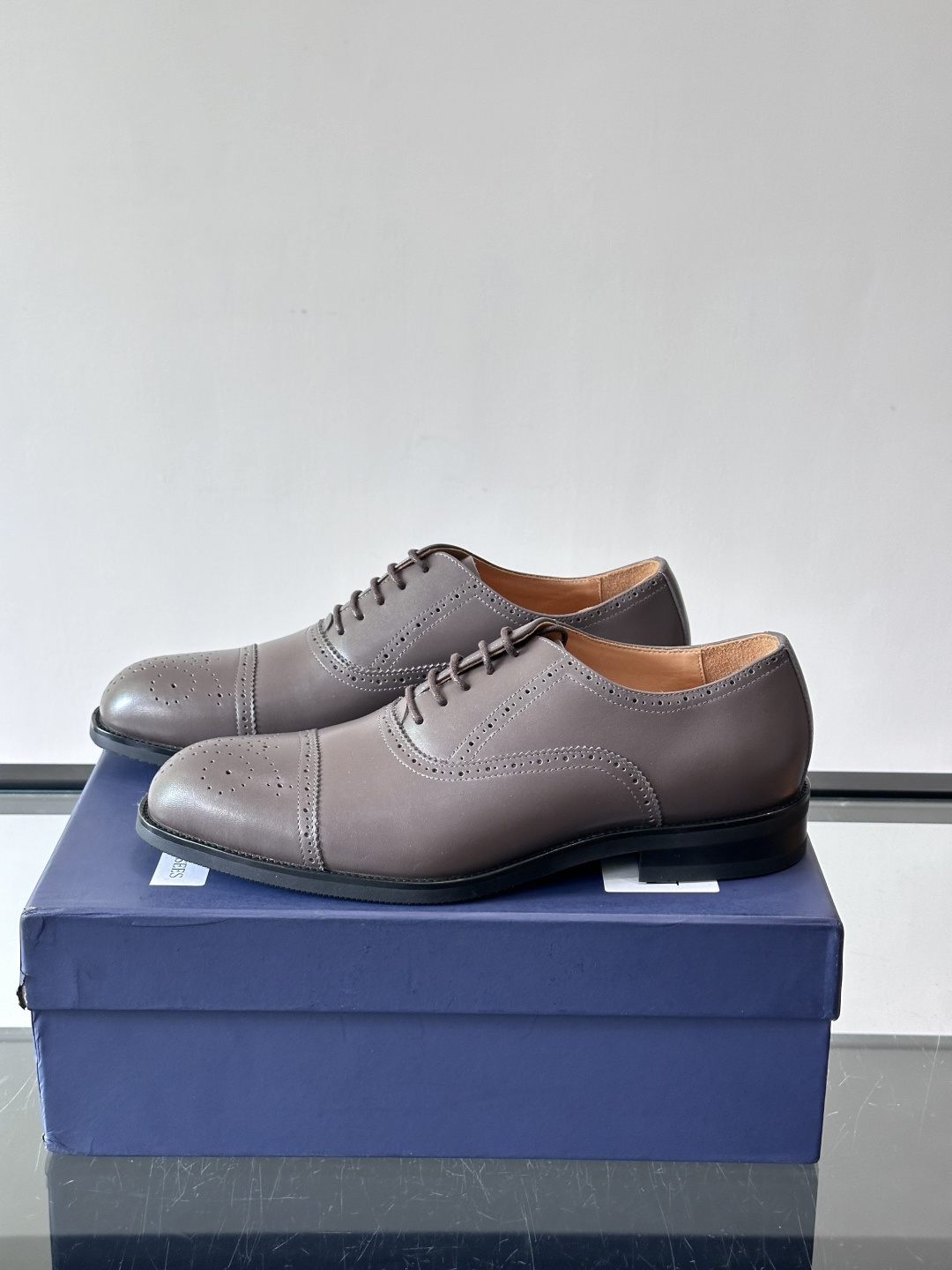 J·M男士布洛克皮鞋，采用头层牛皮，表面手工擦色，复古感满满✨。经典布洛克雕花+三接头设计，商务正装、婚