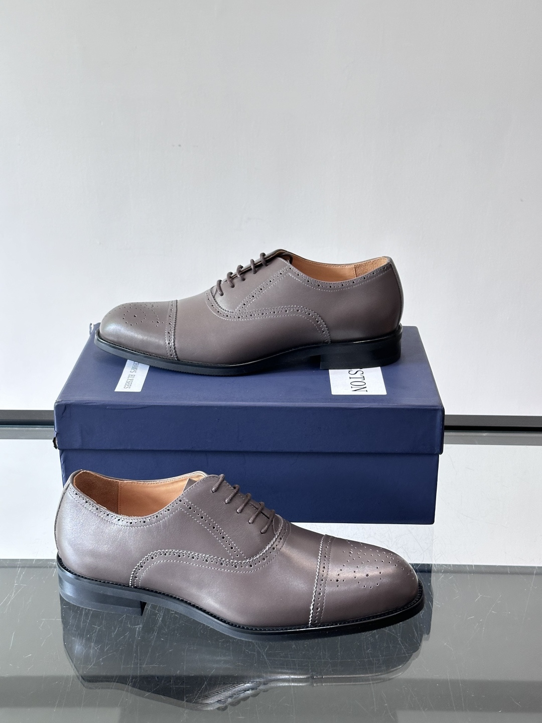 J·M男士布洛克皮鞋，采用头层牛皮，表面手工擦色，复古感满满✨。经典布洛克雕花+三接头设计，商务正装、婚